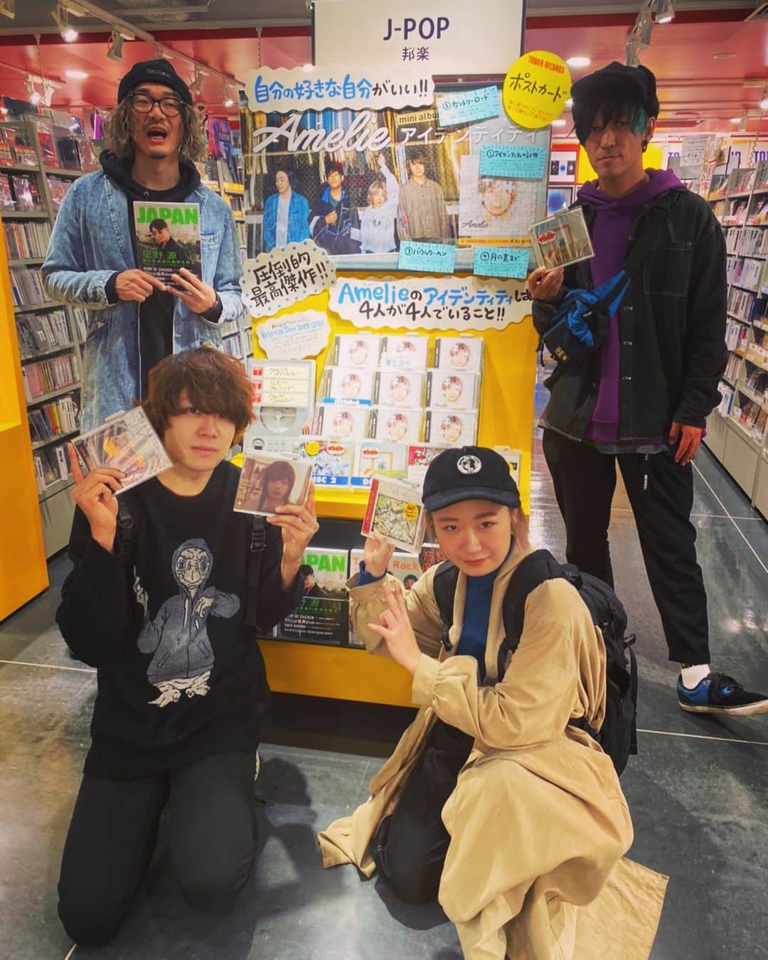 Amelieのインスタグラム：「タワーレコード渋谷店に到着です💨  渋谷店も大展開‼️‼️ めちゃくちゃ売れてるみたいですよ😭  #アイデンティティ #タワレコ #タワレコ渋谷」