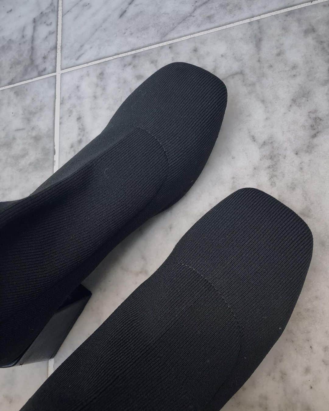佐野真依子さんのインスタグラム写真 - (佐野真依子Instagram)「今週11/15 18:00〜 受注会で大人気だった ニットブーツが販売開始します👢 ■Rib Knit Sock Boots ￥13,200 カラーにもこだわった ソックスタイプのニットブーツ♡ 足なじみの良いニット素材で 足首にフィットし ラインを美しく見せる効果も♡ ヒール部分はスムースレザーで 切り替えました♡ 高すぎないヒールで歩きやすく シンプルでデイリーに活躍する1足です♡ 定番のBLACKと 絶妙カラーのブラウンGREGE の2色をご用意しました♡ @trunc88_official  #trunc88」11月13日 17時05分 - sanomaisanomai