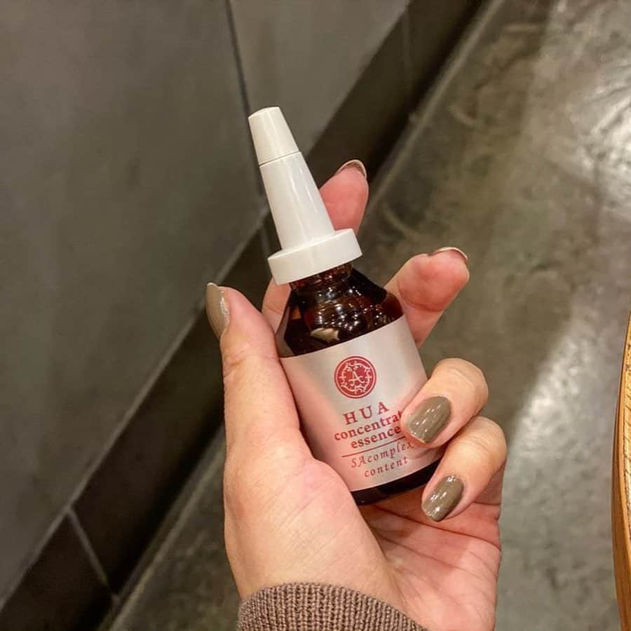 のインスタグラム：「・。・。・。・。・。・。・。・。・。・。・。・。・。・。 ⁣⁣⁣ ⁣⁣⁣ ＼TBCフア コンセイトレイトエッセンス／⁣⁣⁣ ⁣⁣⁣ 【 @sayuuringo さん 】が ⁣⁣⁣ 「 #TBCフアコンセイトレイトエッセンス 」 ⁣⁣⁣ を紹介してくださいました。 ⁣⁣⁣ ⁣⁣⁣ 素敵な投稿をありがとうございます💎⁣⁣⁣ ⁣⁣⁣ @sayuuringo さんから ⁣⁣⁣ 集中美容液というだけあって上質✨⁣ スーッと馴染むし、お肌がしっとりもちもちします！⁣ 使う直前に開封するのも品質へのこだわりを感じます💖⁣ 自分へのご褒美感覚で、しばらく使ってみようと思います😊⁣⁣⁣ ⁣⁣⁣ とのご感想をいただきました！ ⁣⁣⁣ ありがとうございます💕⁣⁣⁣ ⁣⁣⁣ 「 #TBCフアコンセントレイトエッセンス 」は⁣⁣⁣ 中国の宮廷料理にも使用された⁣ ツバメの巣から得られるエキス※配合♪⁣ 肌のターンオーバーをサポートする集中美容液です✨⁣ ⁣ さらに、長時間肌の潤いを保つ保湿成分(ヒアルロン酸Na)が⁣ ハリ&キメ素肌へ導きますよ♬⁣⁣ ⁣⁣⁣ 洗顔後、化粧水等でお肌を整えてから手のひらに適量をとり、⁣ 顔全体にやさしくマッサージするようになじませてくださいね😄⁣⁣⁣ ⁣ TBCフア コンセイトレイトエッセンスは⁣ 品質保持のためしっかり封がされています。⁣ 開封後は使いやすいスポイト式キャップを使用します♬⁣ ⁣⁣ 「 #TBCフアコンセントレイトエッセンス 」は⁣ 長年にわたり自宅ケアで使い続けているエステティシャンが多数の⁣ ロングセラー商品。みずみずしくしなやか肌へ導きます🌹⁣ ⁣⁣⁣ ■TBCフア コンセントレイトエッセンス 　30mL　13,200円（税込）⁣⁣⁣ ⁣⁣⁣ 商品の詳細は ⁣⁣⁣ 「TBC オンラインショップ」 ⁣⁣⁣ →「TBC フア コンセントレイトエッセンス」で検索🔍 ⁣⁣⁣ ⁣⁣⁣ ※アナツバメ巣エキス:保湿成分⁣ ⁣ ・‥…━…‥・‥…━…‥・‥…━…‥・‥…━… ⁣⁣⁣ TBCは新しい事にチャレンジするあなたを⠀ ⁣⁣⁣ 脱毛・フェイシャル・ボディ・コスメで応援します！⠀ ⁣⁣⁣ 詳しくはHPをチェック✨📲 💻⠀ ⁣⁣⁣ ・‥…━…‥・‥…━…‥・‥…━…‥・‥…━… ⁣⁣⁣ ・。・。・。・。・。・。・。・。・。・。・。・。・。・。⁣⁣⁣ #TBC #エステ #美容垢 #美容好き #乾燥対策 #乾燥肌 #数量限定 #新商品 #化粧品 #コスメ好きさんと繋がりたい #保湿 #ギフト #コスメ部 #ボディケア #スキンケア#アナツバメ巣エキス #ヒアルロン酸Na #美容 #美容好きな人と繋がりたい #コスメ大好き #コスメ #プレゼント #女子力 #美意識向上委員会 #美意識 #女子力UP #集中美容液 #美容液」