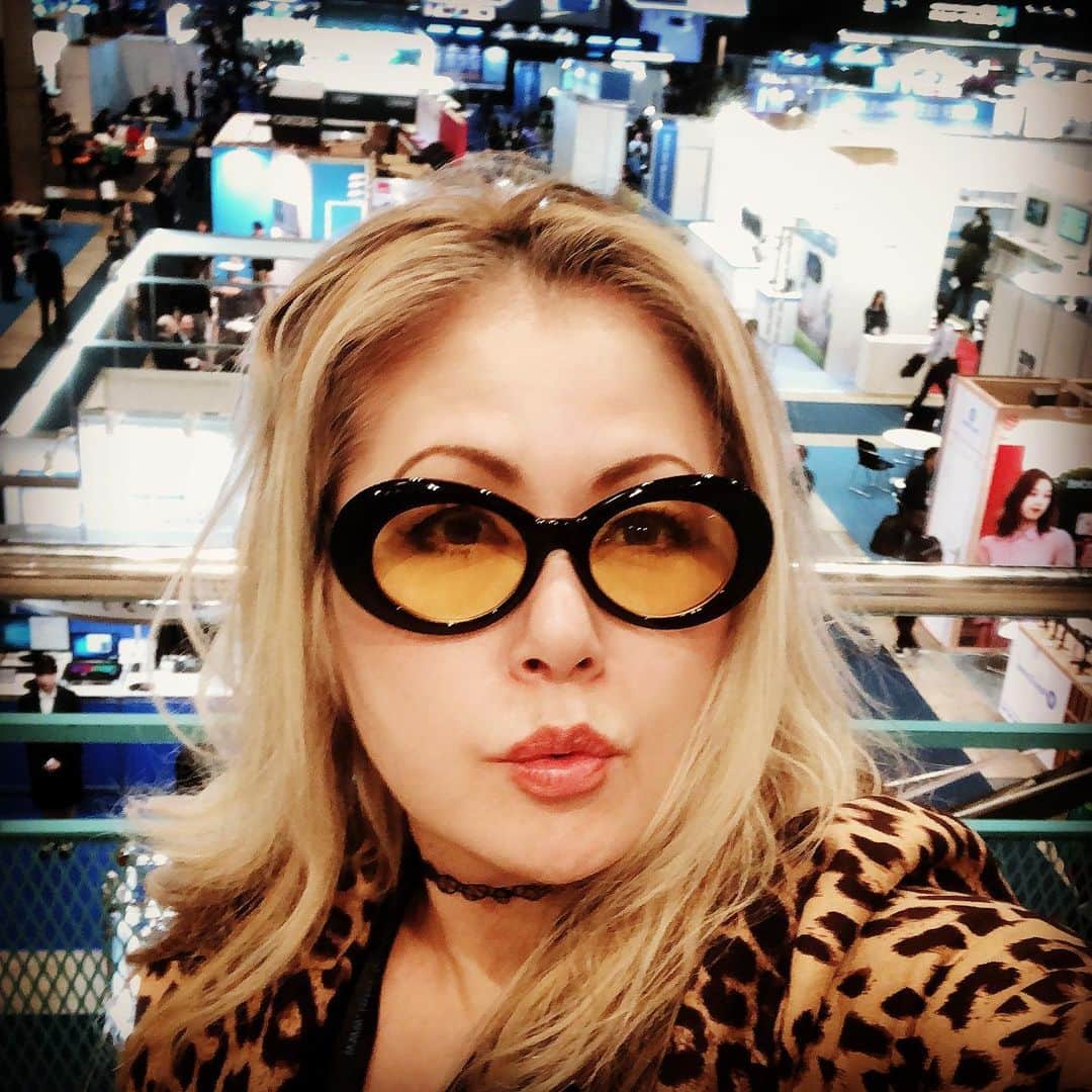 のインスタグラム：「幕張メッセにて。 Inter BEE 2019。  最新鋭の音響システムを視察してきました。素晴らしい‼️‼️ PERSONZは武道館、中野サンプラザとご縁あって常に最新鋭のPAシステムで最高の音創りをしてきましたが、  またまた次回も‼️ということでセミナーをぱ。勉強になりました。  会場のどこにいても同じように、良いサウンドで届けられるシステム。  やっほう💪 使えるように頑張ります❗️ #2019113 #幕張メッセ#interbee2019  #d&baudiotechnik #radiotakasaki  #1205名古屋bluenote #1206大阪billboard #詳細はオフィシャルサイトpersonznet #personz  #jillpersonz @jillpersonz」