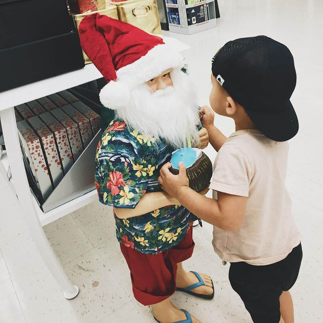 吉川ひなのさんのインスタグラム写真 - (吉川ひなのInstagram)「ビーサンタ🎅🏻🦶🏽 あああ もうこんな季節か  クリスマスに近づくにつれ わたしが一つ歳を取る カウントダウンの始まりで  毎年ここからお正月まで🎍の イベント続き結構スキ！  サンクスギビング終わったら🦃 ツリー飾って🎄 娘の冬休みに突入して わたしのバースデーがきて Xmasがきて 年末年始で 特別なこと続き  残りの2019年、1日1日大切に過ごそう🥳🥳🥳 最近ようやくスローペースで過ごすことに少し慣れてきた。  Hawaiiはほんとにゆっくりなのに ゆっくりの中で 何をひとりわちゃわちゃと 気持ちだけいつも焦っていたんだろう😅  丁寧に暮らすのは時間がかかる。 だけど出来る限り丁寧な生活をしようって、前みたいにあっちもこっちもじゃなくて、いま目の前にあることをじっくりゆっくり丁寧に、できるようになってきた😊  でもだから、気がつくと1日の半分くらいがキッチンにいたりする💦  最近、いつまで経っても下手過ぎた包丁使い🔪が、ほんの少しマシになってきたの😍  なんだかとりとめもない話しでした 😅😊😝😆」11月13日 17時08分 - hinanoyoshikawa