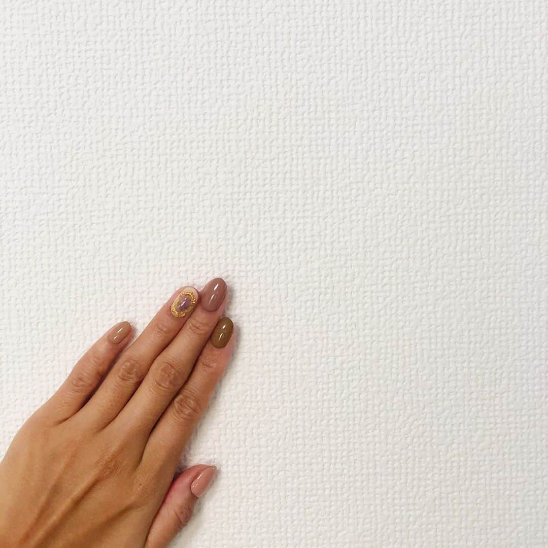 田代裕美恵さんのインスタグラム写真 - (田代裕美恵Instagram)「My nails💅 . . . ここ数ヶ月、 またまたネイル復活☺️❤️ #気分転換 . . . 久々やとテンション上がるし もーーーーほんまに いつぶり？ に爪の上にパーツなんて 載せちゃって🥴❣️ . . . #でもこれは毎回出来ない性格 #絶対邪魔と感じる . #おしゃれは我慢 に程遠い人間。笑 . . . #mynails」11月13日 17時09分 - yumie_