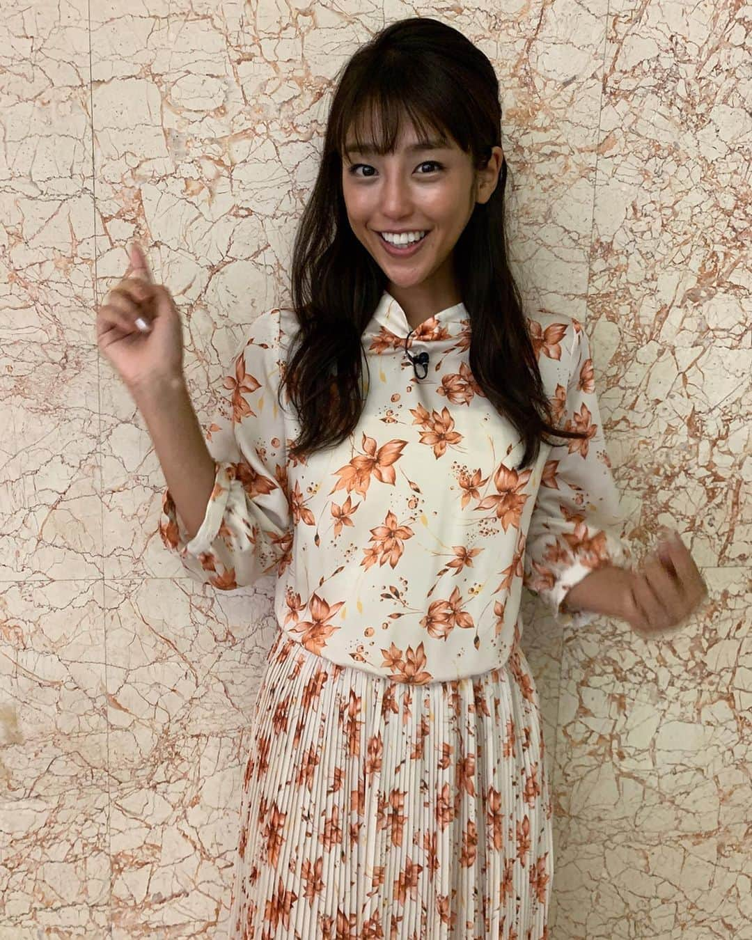 岡副麻希さんのインスタグラム写真 - (岡副麻希Instagram)「💫﻿ 今日は久しぶりのインスタライブ﻿ ありがとうございました💗😚﻿ #内容はわからない﻿😥😥😥 ﻿ そんな今夜も【#本能z】﻿ #cbc（23時54〜）宜しくお願いします😌🌏﻿ ﻿ 冷えた身体をあたためて、﻿ まったりしながら﻿ ぜひたくさん笑って下さい😆🌸🌸﻿ スタジオでは、﻿ みんなが大絶賛#おにぎり が登場しました！！﻿ みなさんの好きな具は何ですか🥰﻿ ﻿ 衣装#tonal﻿ 👠#miumiu ﻿ ﻿ 衣装と壁がお揃いのようでした💕﻿ #プリーツ を着るとるんるん気分になりますね💃🏽♩」11月13日 17時11分 - maki_okazoe_official