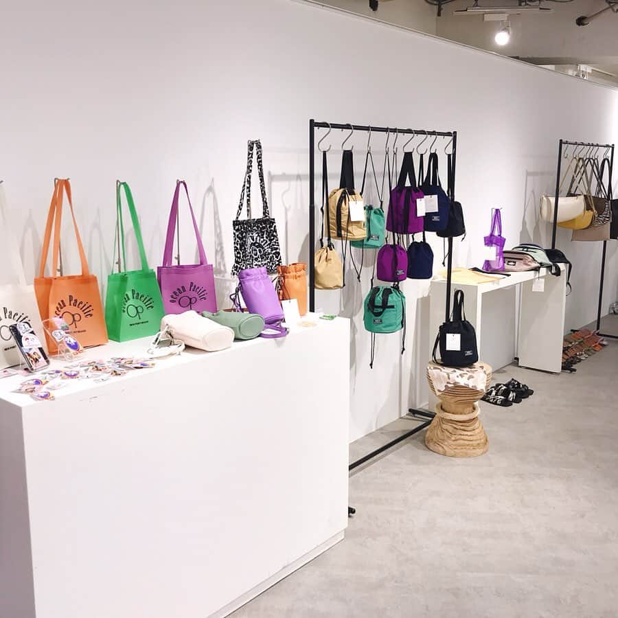 赤谷奈緒子のインスタグラム：「今日はSMIRNASLIの展示会へ💕 尚ちゃん結婚式ぶりに会えて嬉しかったなぁ☺️💕 今回も可愛いすぎて迷いに迷ったけど3枚目のショルダーバッグをオーダー👜💕 届くのが楽しみだ😊 . そして皆さんコメントありがとうございます😔💕 . 無事に出産のご報告が出来るように、それまでまったりゆっくり過ごそうと思います☺︎ . . #smirnasli #👜 #展示会」