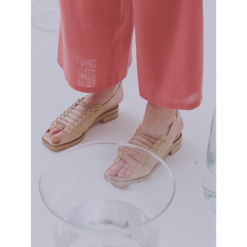 Ameri vintageさんのインスタグラム写真 - (Ameri vintageInstagram)「PRE ORDER of 2020 Spring&Summer Collection . BUNDLING SANDAL. ¥20,000+tax. . There are many other pre-order items. Check the pages of Coming Soon on our online!! . ------------------------------------ ONLINE STORE. 11.14(thu.)12:00-11.18(mon.)13:00. . DAIKANYAMA STORE 11.14(thu.)-11.15(fri.). . SHINJUKU STORE 11.16(sat.)-11.18(mon.). . SHINSAIBASHI STORE 11.16(sat.)-11.18(mon.). ------------------------------------ . #ameri #amerivintage #2020ss #shopping #fashion #japan」11月13日 17時12分 - amerivintage