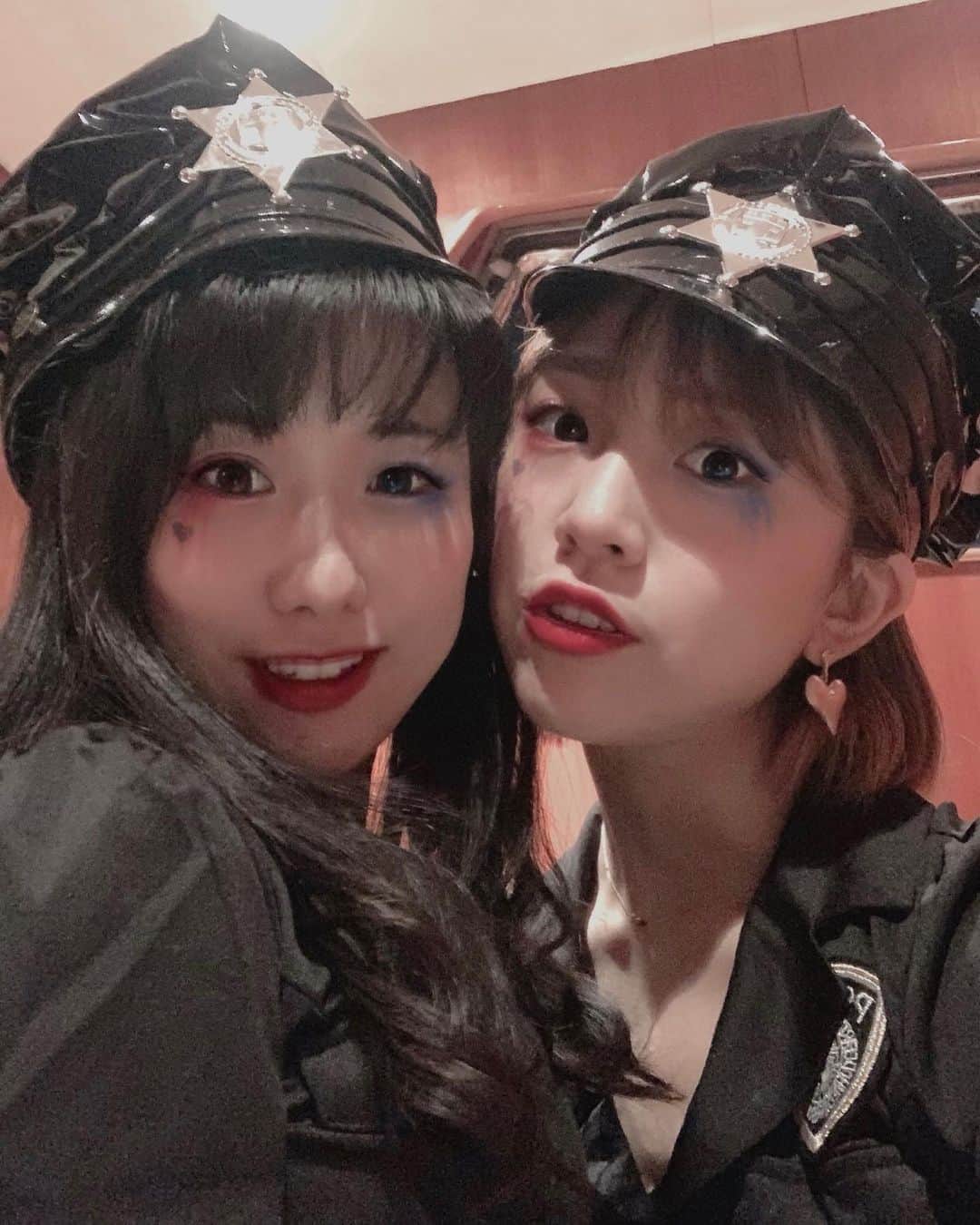 本橋優華のインスタグラム：「出遅れてハロウィン🎃 学生時代ロックアップという居酒屋さんでバイトしてたのですがこんな衣装着て働いてた👮‍♂️数十年経った今再び。すみません。当時の仲間です。2人共だいぶ…  #halloween#police#costume#lockup#escort#shinjuku#ikebukuro#diningbar#fun#snow#friend#tokyo#japan」