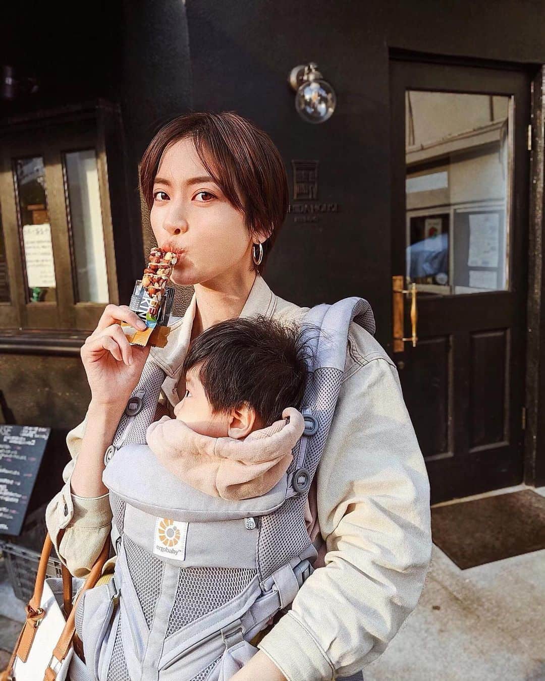 ソンイのインスタグラム：「母ちゃん栄養チャージ中 🍫﻿ ﻿ 全米売上No1のBE-KINDのナッツバーをおやつがわりに食べたよ🤤﻿ 素材由来のたんぱく質でできた、ナッツがゴロゴロのヘルシーおやつ🥜🍯﻿ 食物繊維が豊富でグルテンフリー、そして人工甘味料を含まないナチュラルで安心・安全なカラダがよろこぶ栄養ナッツバーなの🧡﻿ ﻿ 子育てであたふたな毎日でも健康的に栄養チャージできてママにも嬉しいね🥰﻿ ﻿私はキャラメルアーモンド&シーソルト味が1番好きだなぁ 🍯🧂﻿ 素材本来のほんのりした甘さの後に、ちょうどいい塩気を感じてやみつきのおいしさなんだ🤤﻿ 期間限定で発売されているみたいです😚﻿ ﻿ #カラダよろこぶナッツバー #グルテンフリー﻿ #BEKIND #ヘルシー #ヘルシーおやつ #pr」