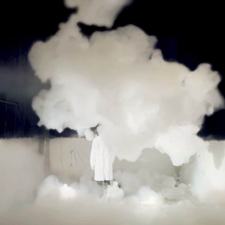 猪子寿之のインスタグラム：「The Clouds that Self-Organize You can go into this floating clouds. 浮いてる雲の中に分け入れるよ！  #teamLab new museum to open in #Macao. A massive, multi-layered, “Body Immersive” museum will premiere at The Venetian Macao in January, 2020.  #TheVenetianMacao macao.teamlab.art #チームラボ」