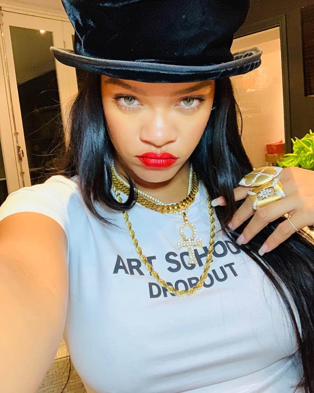 リアーナのインスタグラム：「to all my friends/family/coworkers who I have yet to get back to in the past months...please forgive me. this year has been quite an overwhelming one, and I’m working on that ish called Balance. brb.」