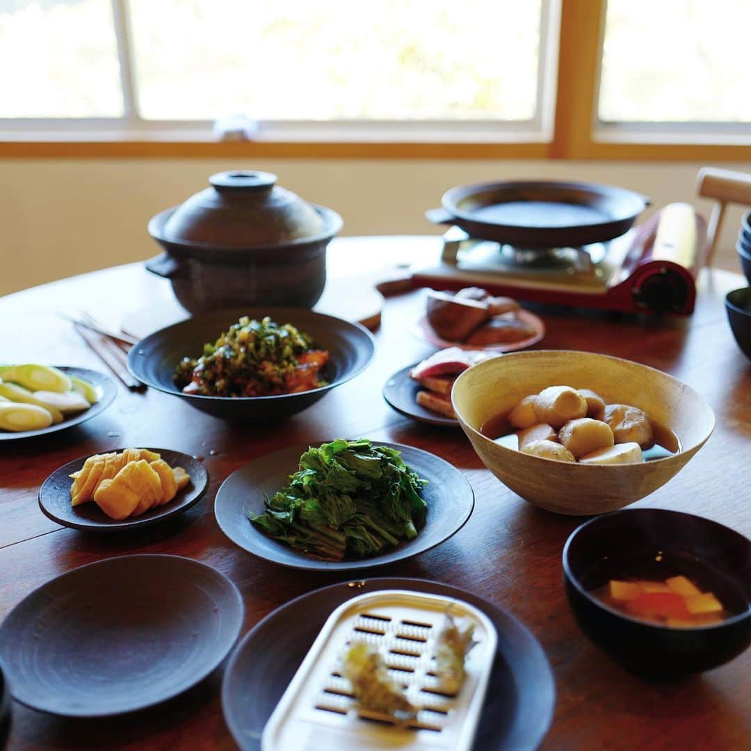 行方 久子 Hisako Namekataさんのインスタグラム写真 - (行方 久子 Hisako NamekataInstagram)「#hisakotravel 「おちあいろう」をチェックアウトし向かった先は、陶芸家 二階堂明弘@akihiro_nikaido さんのご自宅兼工房。なんと！自ら美味しいお昼ごはんを作ってくれました。気持ちがあたたかすぎて、もぉ😭💕 . 土鍋もお皿も我が家で使っているものばかりだから、人のお家という気分がしないという不思議。二階堂さんのお家で二階堂さんのお皿だし、当たり前か😂」11月13日 17時36分 - hisakonamekata