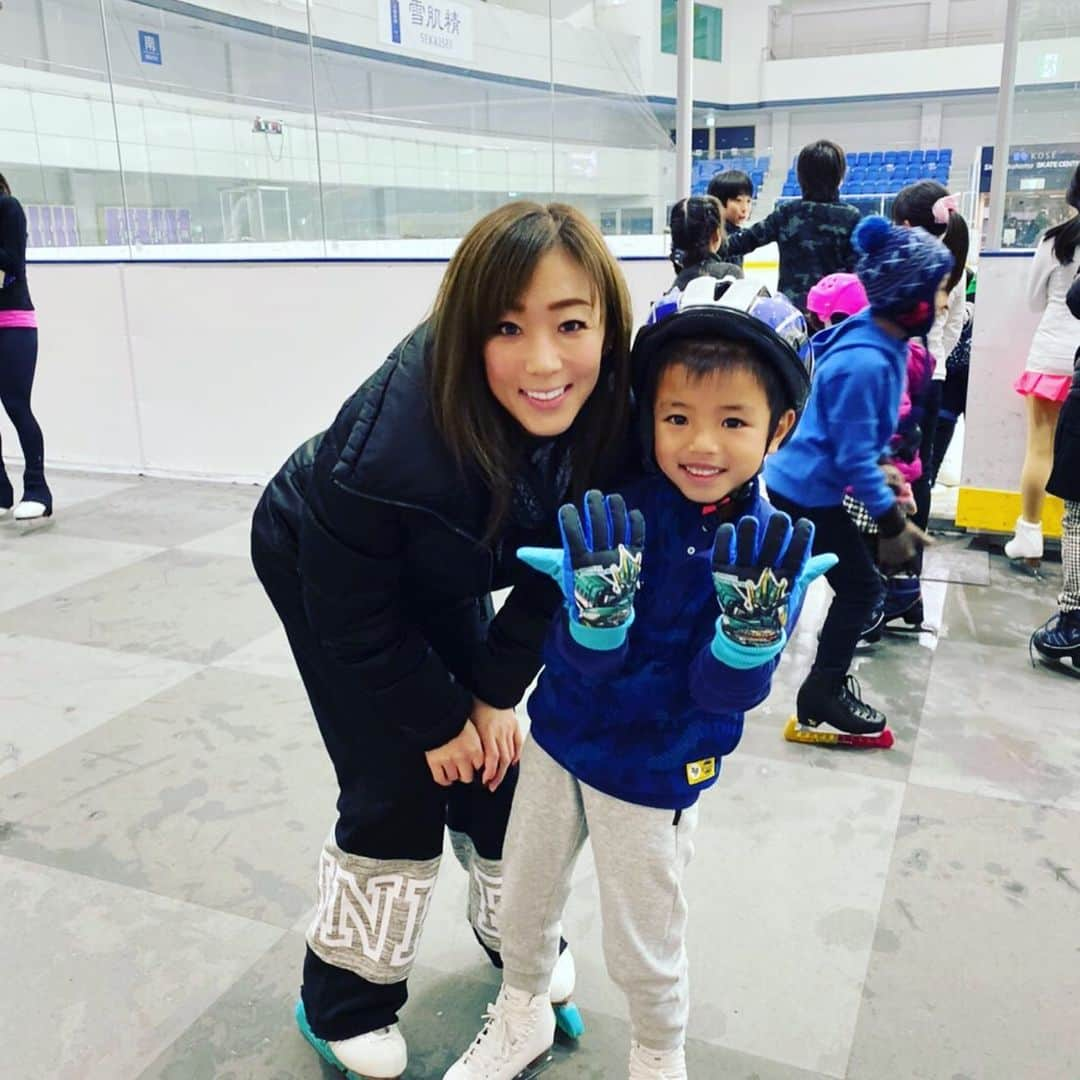 村主章枝さんのインスタグラム写真 - (村主章枝Instagram)「甥っ子のスケートレッスン⛸⛸⛸ 幼稚園でスケート授業があるとのこと。一年近く、氷に乗っていなかったみたいですが、何とか感覚を取り戻し、スピンも初トライ💪🏻💪🏻💪🏻 授業で成果が出るといいな〜 I went skating with my nephews⛸ He is going to have skating lesson at kindergarten so my sister wants me to teach him😂 He didn't skate for a while so took time to get back his feeling but we could make improvements at the end🥰🥰🥰 He could do spinning✌️🏻 I hope he is going to have fun skating lesson at school. #skatinglessons  #nephews  #フィギュアスケート  #kose」11月13日 17時37分 - fumie.suguri