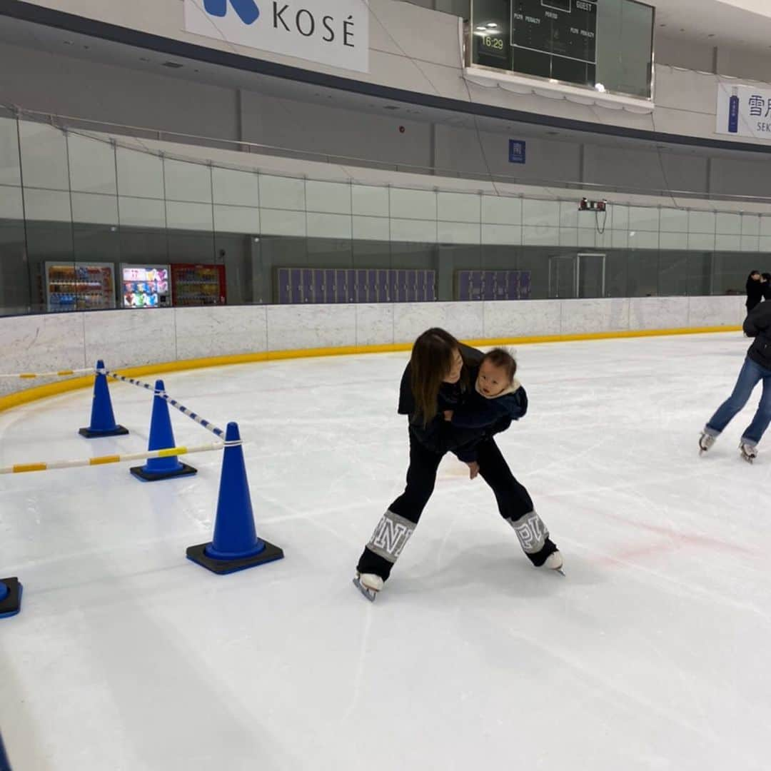 村主章枝さんのインスタグラム写真 - (村主章枝Instagram)「甥っ子のスケートレッスン⛸⛸⛸ 幼稚園でスケート授業があるとのこと。一年近く、氷に乗っていなかったみたいですが、何とか感覚を取り戻し、スピンも初トライ💪🏻💪🏻💪🏻 授業で成果が出るといいな〜 I went skating with my nephews⛸ He is going to have skating lesson at kindergarten so my sister wants me to teach him😂 He didn't skate for a while so took time to get back his feeling but we could make improvements at the end🥰🥰🥰 He could do spinning✌️🏻 I hope he is going to have fun skating lesson at school. #skatinglessons  #nephews  #フィギュアスケート  #kose」11月13日 17時37分 - fumie.suguri