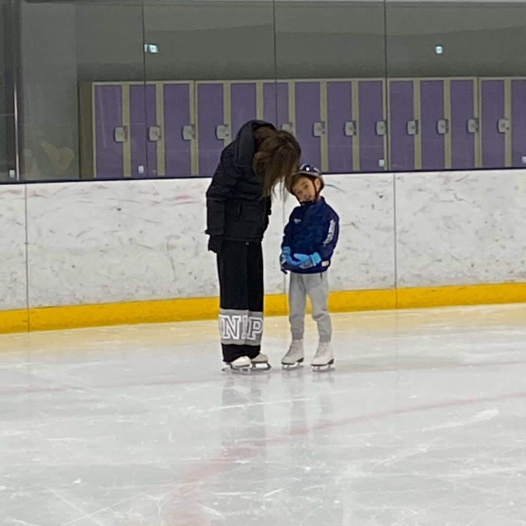 村主章枝さんのインスタグラム写真 - (村主章枝Instagram)「甥っ子のスケートレッスン⛸⛸⛸ 幼稚園でスケート授業があるとのこと。一年近く、氷に乗っていなかったみたいですが、何とか感覚を取り戻し、スピンも初トライ💪🏻💪🏻💪🏻 授業で成果が出るといいな〜 I went skating with my nephews⛸ He is going to have skating lesson at kindergarten so my sister wants me to teach him😂 He didn't skate for a while so took time to get back his feeling but we could make improvements at the end🥰🥰🥰 He could do spinning✌️🏻 I hope he is going to have fun skating lesson at school. #skatinglessons  #nephews  #フィギュアスケート  #kose」11月13日 17時37分 - fumie.suguri