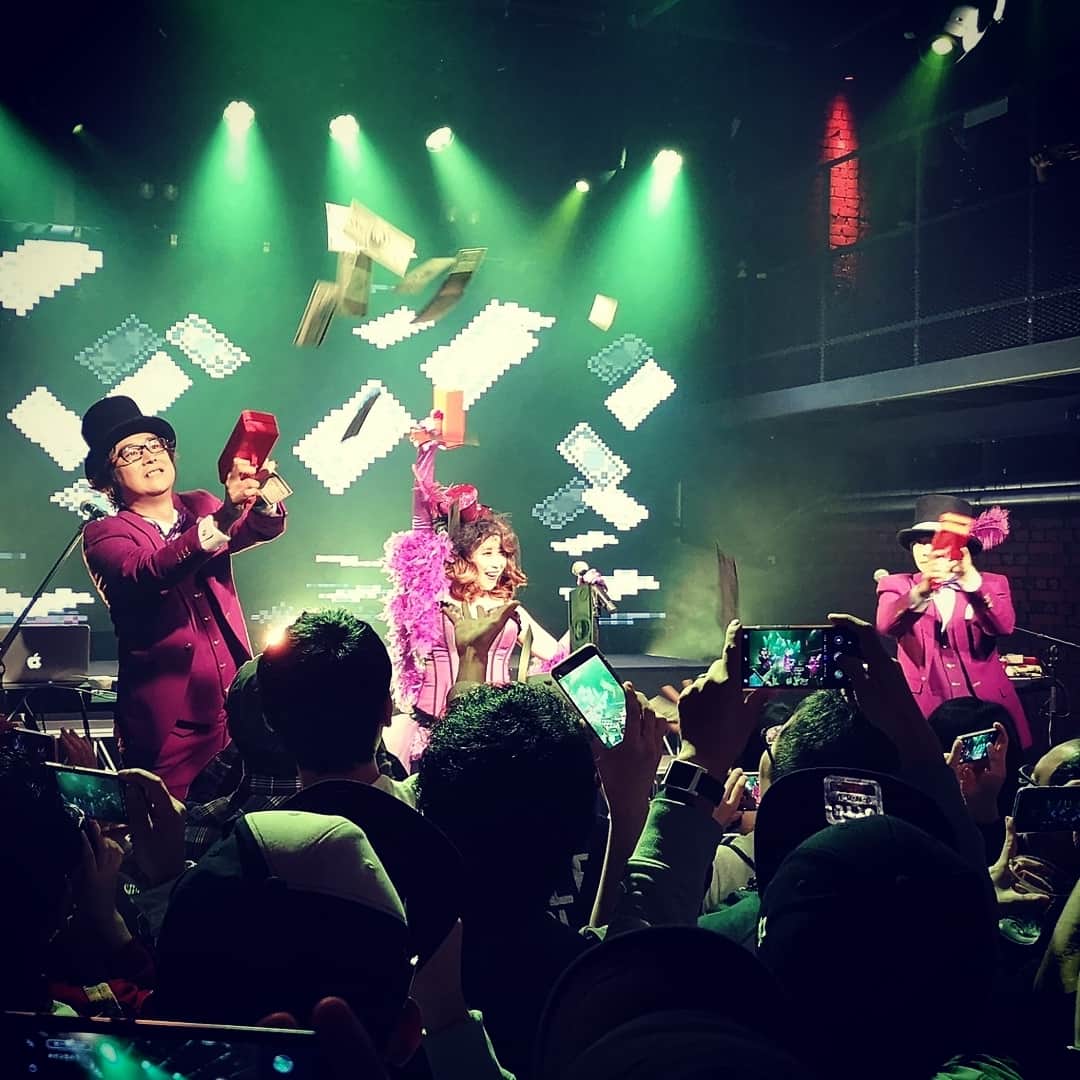 栗原みどりさんのインスタグラム写真 - (栗原みどりInstagram)「Thank you！  #YMCK #ファミリーサーカスショー #familycircusshow #chiptune #vintagehair」11月13日 17時40分 - midori_kurihara