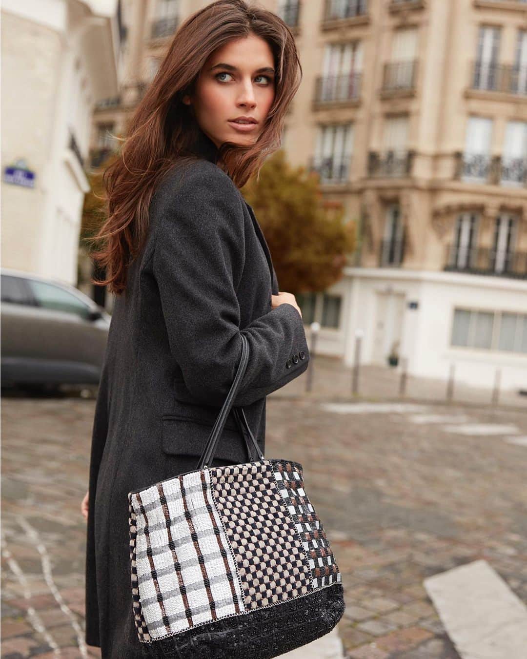 ジャマンピュエッシュのインスタグラム：「The Grenelle features the mix of patterns, colors, materials and hand-embroidery techniques that turns a classic bag into a work of art. Five different embroidery techniques using leather, sequins, beads and velvet ribbons create an exceptional mix-and-match effect.」