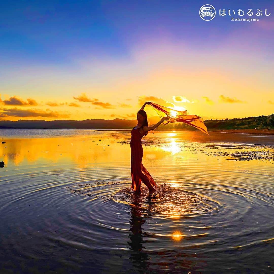HAIMURUBUSHI はいむるぶしさんのインスタグラム写真 - (HAIMURUBUSHI はいむるぶしInstagram)「潮が引いた夕方、潮溜まりに夕景を映し出す上で舞い踊る… 鏡のような水面に波紋が描かれて行きます。 #沖縄 #八重山諸島 #小浜島 #潮溜り #踊り #夕景 #夕焼け #夕日 #リゾート #ホテル #はいむるぶし #japan #okinawa #yaeyamaislands #kohamajima #sunset #beachresort #haimurubushi @minefuyu_yamashita」11月13日 18時00分 - haimurubushi_resorts