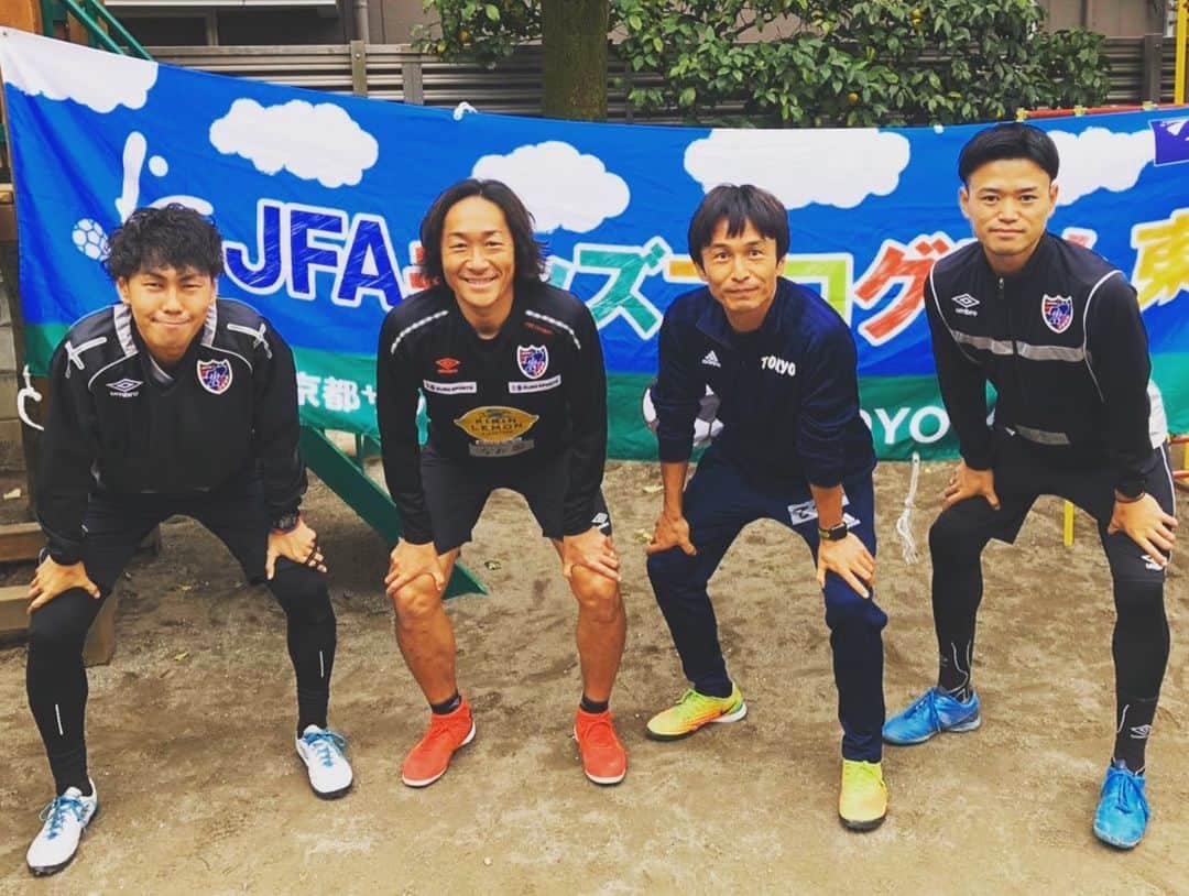 石川直宏さんのインスタグラム写真 - (石川直宏Instagram)「今日は #JFAキッズプログラム東京 ⚽️🏃‍♀️🏃‍♂️💨 しかも次女の幼稚園🙋‍♀️♪ 娘のシュートをバンバン止め、守っていたゴールを頭上からシュート決めました🙌 負けられない戦い 笑。口が→😗なってた 笑  生徒のみんなも一生懸命に楽しくボールを追いかけていました✨ 園長先生をはじめ、先生の皆さん、ありがとうございました🤝 . #絶対に負けられない戦い #次女 #年長 #幼稚園 #fctokyo #FC東京 #tokyo #FC東京普及部 #fctokyoclubcommunicator  #FC東京クラブコミュニケーター #CC」11月13日 17時59分 - sgss.18