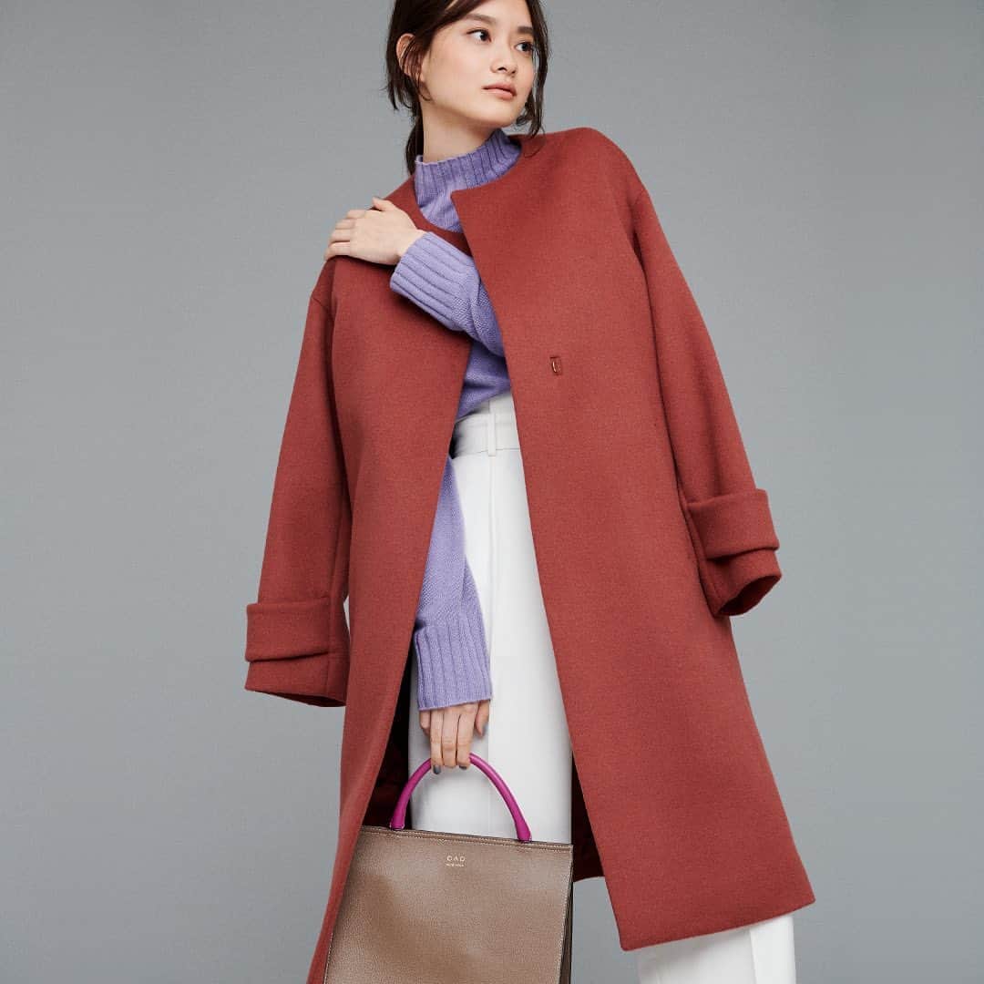 ルミネ公式のインスタグラム：「【OUTER―STYLING GUIDE―】ルミネ・アイルミネで人気の１０ブランド／１０着の着まわし力抜群なレコメンドアウターを紹介！ ・ 第5弾は、シンプルノーカラーは旬なベイクドブラウンで秋冬モードをオン ・ 女性らしい上品なノーカラーデザイン。 フロントはワンホックで留める仕様にし、シンプルに仕上げました。サイドの深めスリットがスタイリングに抜け感をプラス。 ・ #コート ¥29,700(税込) #UNITEDARROWSgreenlabelrelaxing ・ #lumine #ルミネ https://www.lumine.ne.jp/outer/ ※商品の価格や取り扱い状況は撮影時点のもので、変更になることがあります。」
