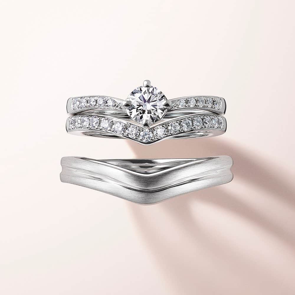 婚約・結婚指輪のI-PRIMO（アイプリモ）公式アカウントさんのインスタグラム写真 - (婚約・結婚指輪のI-PRIMO（アイプリモ）公式アカウントInstagram)「*﻿ 【こだわり抜いた最高品質のダイヤモンドをお手元に】﻿ アイプリモでは世界基準のもと、厳選した最高品質のダイヤモンドをお届けしています。センターダイヤモンドのカットは最高評価「エクセレント」、すべてのダイヤモンドは、対称性に優れたカットが施された証「ハート＆キューピッド」を使用。﻿ 熟練のクラフトマンが想いを込めておふたりのリングを仕上げます。﻿ #アイプリモ_リング *﻿ #iprimo #アイプリモ #婚約指輪 #結婚指輪 #ブライダルリング #エンゲージリング #マリッジリング #エタニティリング #プレ花嫁 #結婚準備 #婚約 #結婚 #令和婚 #2019冬婚 #2020春婚 #wedding #bridal #bridaljewelry #happywedding #rings #bridalring #marriagering #engagementring #diamond #日本中のプレ花嫁さんと繋がりたい #ダイヤモンド」11月13日 17時53分 - iprimo_official