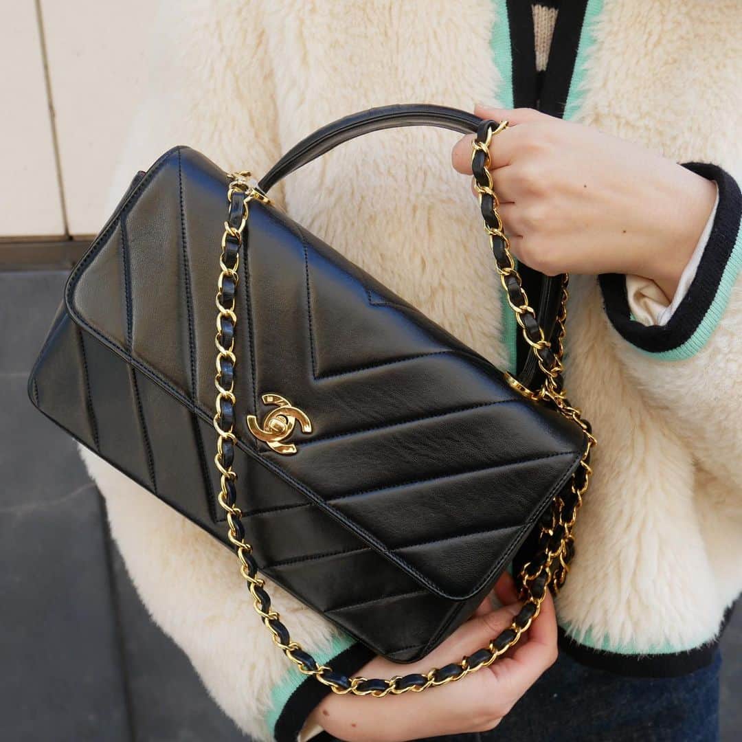 Vintage Brand Boutique AMOREさんのインスタグラム写真 - (Vintage Brand Boutique AMOREInstagram)「SOLD OUT❣️❣️❣️vintage Chanel 2way shoulder bag. ▶︎Free Shipping Worldwide✈️ ≫≫≫ DM for more information 📩 info@amorevintagetokyo.com #AMOREvintage #AMORETOKYO #tokyo #Omotesando #Aoyama #harajuku #vintage #vintageshop #ヴィンテージ #ヴィンテージショップ #アモーレ #アモーレトーキョー #表参道 #青山 #原宿#東京 #chanel #chanelvintage #vintagechanel #ヴィンテージ #シャネル #ヴィンテージシャネル #amoreomotesando #アモーレ表参道」11月13日 17時53分 - amore_tokyo