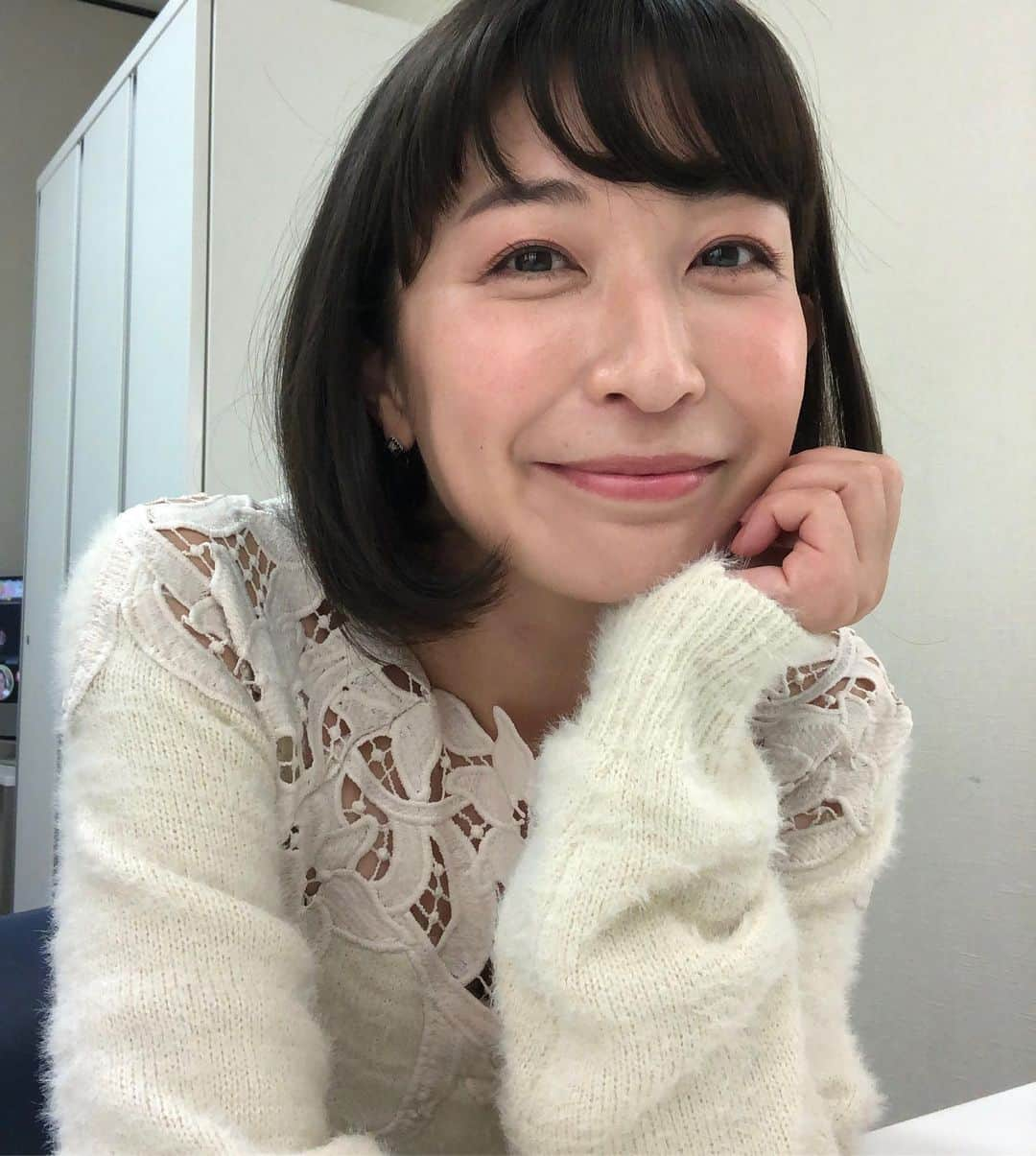 小野真弓さんのインスタグラム写真 - (小野真弓Instagram)「こんばんは^_^衣装がふわふわ☁️ パジャマみたいな空き時間(*´∇｀*)✨ またまたレースのデザインが入ったニット❄️ 似たものいっぱいクローゼット👗👗👗 #衣装#洋服##frenchpave#レースニット#フジテレビはしご#お台場」11月13日 17時55分 - hanaharuaroi