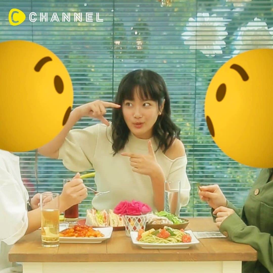 C CHANNEL-LoveUのインスタグラム：「注意！同性からもNGな食事時の行動🤦‍♀️💔 . 👩Follow me👉@cchannel_entertainment 🎵 👨Check👉 @cchannel_girls 🎶 💗C CHANNELのアプリもよろしくお願いします😊💕 . check１　写真ばかり撮る 料理が冷める。自己中な姿に引く!! . check２　髪をいじる 不潔!! 即刻やめるべき悪習慣!! . check３　すぐ文句を言う!! ネガティブな発言は空気を悪くする!! . check４　箸の持ち方がキタナイ 気になって料理の美味しさ半減!! . 【出演】 かなひょん @hayashi_kanak0 https://www.cchan.tv/clipper/1815276/  https://twitter.com/12kqnq . . #女子会#女子あるある#あるあるネタ#ダメ女#残念女子#残念#性格#自己中#友達#女友達#インスタ映え#映えスポット#習慣#テーブルマナー#マナー#モテたい#仲良くしたい#素敵女子#素敵女子project#可愛い女の子#優しい時間#魅力的な女性#恋活中#モテ女子#好感度#おしゃれ女子#自分磨き#憧れの女性」