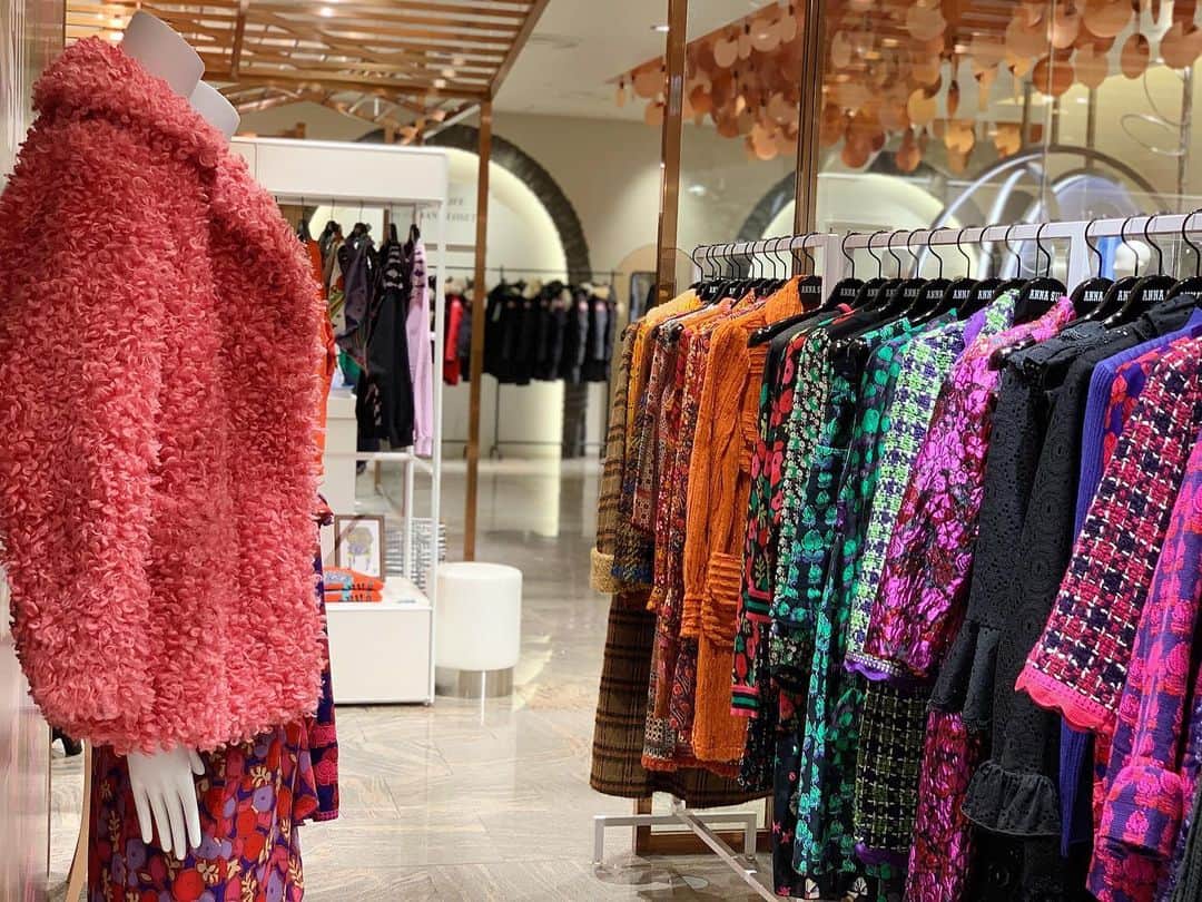 ISETAN PARK netさんのインスタグラム写真 - (ISETAN PARK netInstagram)「オリジナルTシャツとポーチが作れちゃう🦋﻿ アナ・スイが今の東京に向けてメッセージを発信するプロジェクト第二弾✨﻿ イラストレーター・ヤナギダマサミさんがANNA SUIの世界観をインスピレーションにオリジナルイラストを描きおろしました。スタイリスト・遠藤リカさん監修のもと、コラボレーションアイテムが登場✨﻿ ﻿ 老舗菓子メーカー不二家のロングセラー商品「ミルキー」とコラボレーション🍬﻿ イラストレーターヤナギダ氏が描く魔法ステッキを片手にアナスイのローズ柄のワンピースに身を包むペコちゃんは、アナスイファンのみならず必見です💘﻿ ﻿ 🦋アナ スイ × ヤナギダマサミ × ﻿ デジタルカスタマイズ🦋﻿ ヤナギダマサミ氏がアナ スイのために書き下した約50種類のイラストの中から、お好きなイラストをカスタマイズできます。﻿ Tシャツ　4,290円／ポーチ　1,320円﻿ プリント所要時間　約10分﻿ ﻿ ANNA SUI SWINGING TOKYO Vol.2﻿ 2019.11.13 wed - 11.19 tue﻿ 伊勢丹新宿店本館2階＝センターパーク/ザ・ステージ#2﻿ ﻿ @annasui_japan﻿ #annasui #art #illust #yanagidamasami #peko #pekochan﻿ #アナスイ #ヤナギダマサミ #イラストレーター #遠藤リカ #アート #イラスト #ペコ #ペコちゃん #不二家 #ミルキー #ファッション #アイシングクッキー #スウィンギングトウキョウ #新宿伊勢丹 #伊勢丹新宿店 #新宿 #伊勢丹新宿」11月13日 17時56分 - isetan_shinjuku