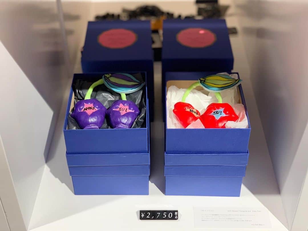 ISETAN PARK netさんのインスタグラム写真 - (ISETAN PARK netInstagram)「オリジナルTシャツとポーチが作れちゃう🦋﻿ アナ・スイが今の東京に向けてメッセージを発信するプロジェクト第二弾✨﻿ イラストレーター・ヤナギダマサミさんがANNA SUIの世界観をインスピレーションにオリジナルイラストを描きおろしました。スタイリスト・遠藤リカさん監修のもと、コラボレーションアイテムが登場✨﻿ ﻿ 老舗菓子メーカー不二家のロングセラー商品「ミルキー」とコラボレーション🍬﻿ イラストレーターヤナギダ氏が描く魔法ステッキを片手にアナスイのローズ柄のワンピースに身を包むペコちゃんは、アナスイファンのみならず必見です💘﻿ ﻿ 🦋アナ スイ × ヤナギダマサミ × ﻿ デジタルカスタマイズ🦋﻿ ヤナギダマサミ氏がアナ スイのために書き下した約50種類のイラストの中から、お好きなイラストをカスタマイズできます。﻿ Tシャツ　4,290円／ポーチ　1,320円﻿ プリント所要時間　約10分﻿ ﻿ ANNA SUI SWINGING TOKYO Vol.2﻿ 2019.11.13 wed - 11.19 tue﻿ 伊勢丹新宿店本館2階＝センターパーク/ザ・ステージ#2﻿ ﻿ @annasui_japan﻿ #annasui #art #illust #yanagidamasami #peko #pekochan﻿ #アナスイ #ヤナギダマサミ #イラストレーター #遠藤リカ #アート #イラスト #ペコ #ペコちゃん #不二家 #ミルキー #ファッション #アイシングクッキー #スウィンギングトウキョウ #新宿伊勢丹 #伊勢丹新宿店 #新宿 #伊勢丹新宿」11月13日 17時56分 - isetan_shinjuku