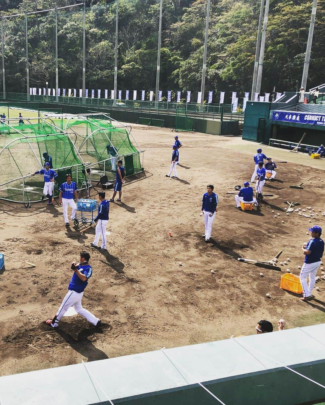 吉川正洋さんのインスタグラム写真 - (吉川正洋Instagram)「今日もベイスターズ奄美キャンプを見学させていただきました。今年は選手のみなさんが自主的に練習に取り組んでいて昨年とは少し違った印象です。  どちらにせよプロの方のバッティングには惚れ惚れします！」11月13日 17時57分 - dhyoshikawa