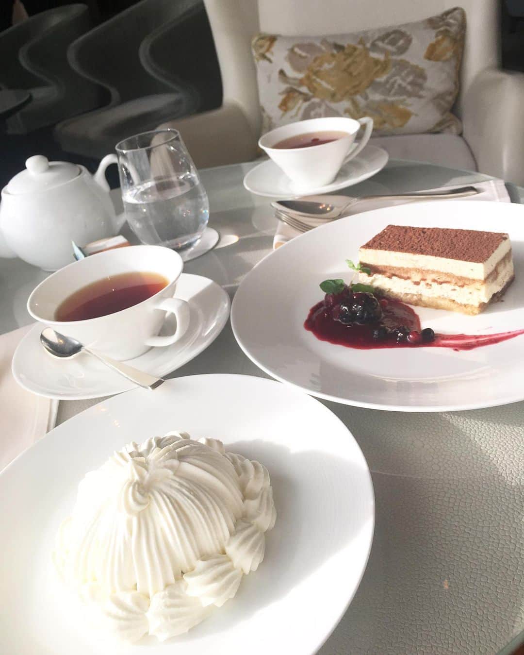 のインスタグラム：「@seiyutowatashi のランチミーティングを終えて、友人と @palacehoteltokyo でお茶タイム☕️ マロンシャンティとアールグレイティーでのんびり♡ 途中お天気雨が降って来てキレイだった。  #パレスホテル#palacehotel#palacehoteltokyo#ラウンジ#お茶#tea#teatime#ケーキ#cake  #マロンシャンティ#ティラミス#丸の内 #丸の内カフェ」