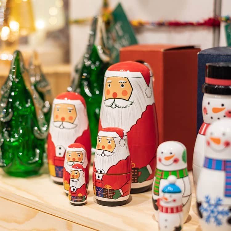 unicoさんのインスタグラム写真 - (unicoInstagram)「Ξお知らせΞクリスマス特集「JOLLY MARKET」 クリスマスを楽しく、にぎやかに彩るアイテムを集めました！愛らしいフェルト人形をはじめ、きらきら輝くライトや、サンタや雪だるまのマトリョーシカなど、お部屋のデコレーションはもちろん、ギフトにもぴったりな充実のラインアップです！ 【雑貨/unico】 Wonderball 各種 ￥1,800＋税～ RUGGY'S SANTA/SNOWMAN 各種 ￥1,800＋税～ ICECREAMAN ￥1,500＋税 サンタクリョーシカ ￥2,300＋税 スノーマン ファミリー ￥2,300＋税 オーナメント 各種 ￥870＋税～ ---- ◆詳細はプロフィールのリンクからどうぞ @unico_fan ----- #ウニコ #unico #ウニコルーム #unicoloom #unicoオンラインショップ #unico代官山 #JOLLYMARKET #クリスマス #クリスマスプレゼント #xmas #ギフト #雑貨 #サンタ #クリスマスツリー #スノードーム #オーナメント #ornament #デコレーション #暮らしを楽しむ #日々の暮らし #心地よい暮らし #新生活 #引越し #模様替え #ライフスタイル #インテリア #家づくり #部屋づくり #リビング #ダイニング」11月13日 18時04分 - unico_fan