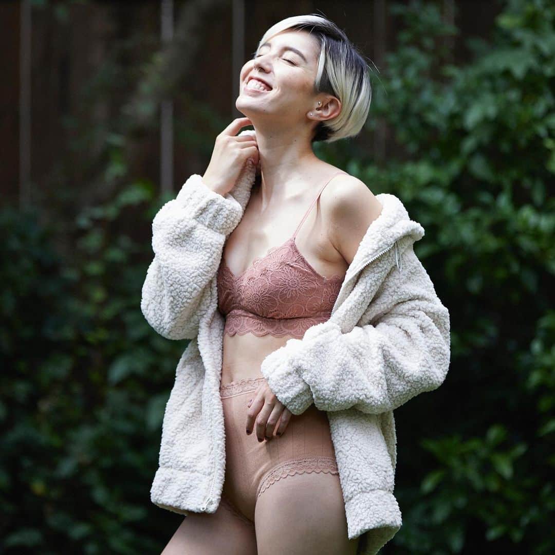 のインスタグラム：「* ブラレットとアンディーを同系色のカラーで合わせるだけで、まとまる可愛さ。 ストレッチコットンのポインテールニットのアンディーがポイント✌️ * Style: 1692-2970 | Color: 646 ¥2,990(税抜) AERIEコットンハイウエストボーイブリーフアンディー Style: 6447-6065 | Color: 231 1,490円(税抜) Style: 0783-1703 | Color: 119 ¥6,490(税抜) * @samanthamariko #aerieREAL #aerierolemodel #aeriejp #エアリー #aerie #アンディー #コージーレース #レースパンツ #カラバリ」