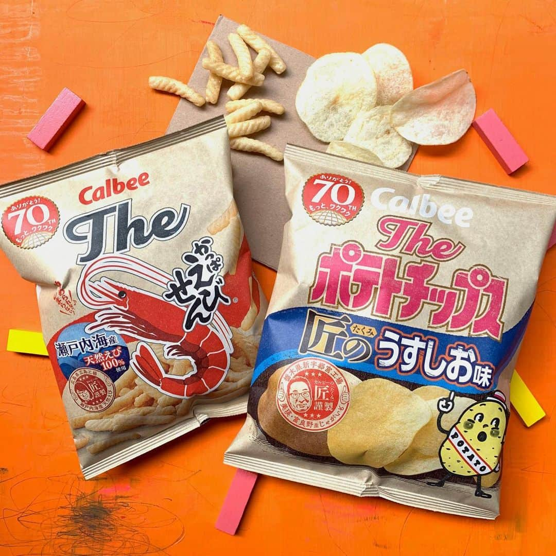 カルビーさんのインスタグラム写真 - (カルビーInstagram)「🎊カルビー創立70周年記念商品♪ ﻿ 『Theかっぱえびせん』 ﻿ 『Theポテトチップス 匠のうすしお味』 ﻿ ﻿ 創立以来の人気商品「かっぱえびせん」と「ポテトチップス」をカルビー初のクラフト包材を使ったパッケージに詰め込み、パッケージには各生産工場 工場長の似顔絵入りロゴとメッセージをいれました♪ ﻿ ﻿ こだわりはまだまだ！パッケージ印刷はカルビー初のバイオマスインキ※１を使用し、フレキソ印刷※２方式を採用。 ﻿ 持続可能な社会の実現に向け、今後も地球環境に配慮した商品展開を検討していきます！ ﻿ ※１：バイオマスインキ…再生可能な生物由来のバイオマス原料を用いたインキ ﻿ ※２：フレキソ印刷…凸版印刷方式の一種 ﻿ ﻿ これまでご愛顧いただいた皆さんに感謝の気持ちを込めてお届けします！ぜひ手に取っていただけたらウレシイです！ ﻿ ﻿ ＊全国のお店で数量限定販売中です。 ﻿ ﻿ #calbee #カルビー #かっぱえびせん #ポテトチップス #匠 #70周年 #Theかっぱえびせん #Theポテトチップス #Instagood #Insta #japanesesnack ﻿ ﻿」11月13日 18時16分 - calbee_jp