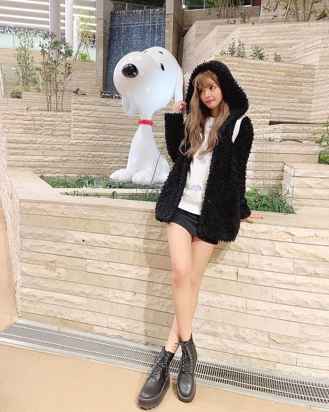 アンジェリカのインスタグラム：「❤︎❤︎ . ジムの後にmamaとお買い物‼︎💕 ブレてるけど可愛いSNOOPYちゃん 居たからツーショお願いした😹‼︎ . #snoopy #私服 #コーデ #ファッション #モコモコアウター」