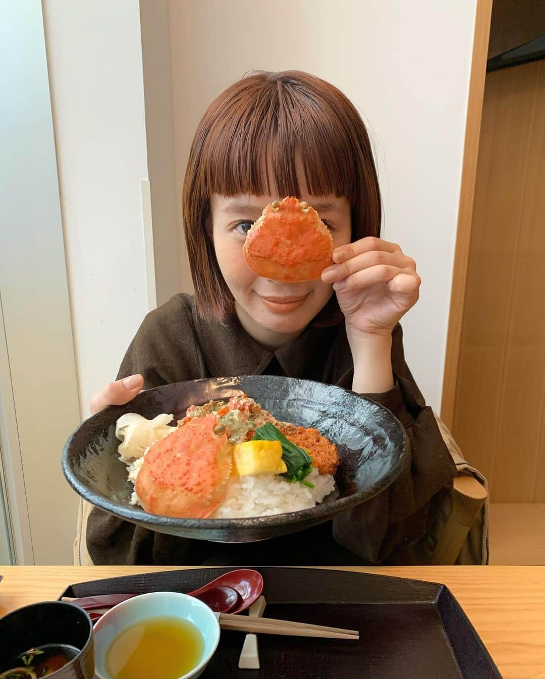 柴田紗希さんのインスタグラム写真 - (柴田紗希Instagram)「蟹食べツアーin北陸！！！🦀 撮影でちーちゃんと北陸に来ています。 今日は福井へ行きました。 蟹を食べつくすという本当に贅沢なお仕事をさせて頂いております🙏🏻 明日は金沢、明後日は富山です。 どこかで会ったら声かけて下さいな♡ あぁそれにしても蟹が美味しい、、、 こんな美味しくて良いのだろうか、、、 成前さんではそのままの蟹も持たせて頂いたよ。そしてお弁当絶品すぎました。 6〜8枚目はらでんさんの御膳です🤤 . #美味なる北陸 #かにを食べに北陸へ #かに #かに解禁 #北陸 #福井県 #promotion  #しば旅」11月13日 18時13分 - shibasaaki