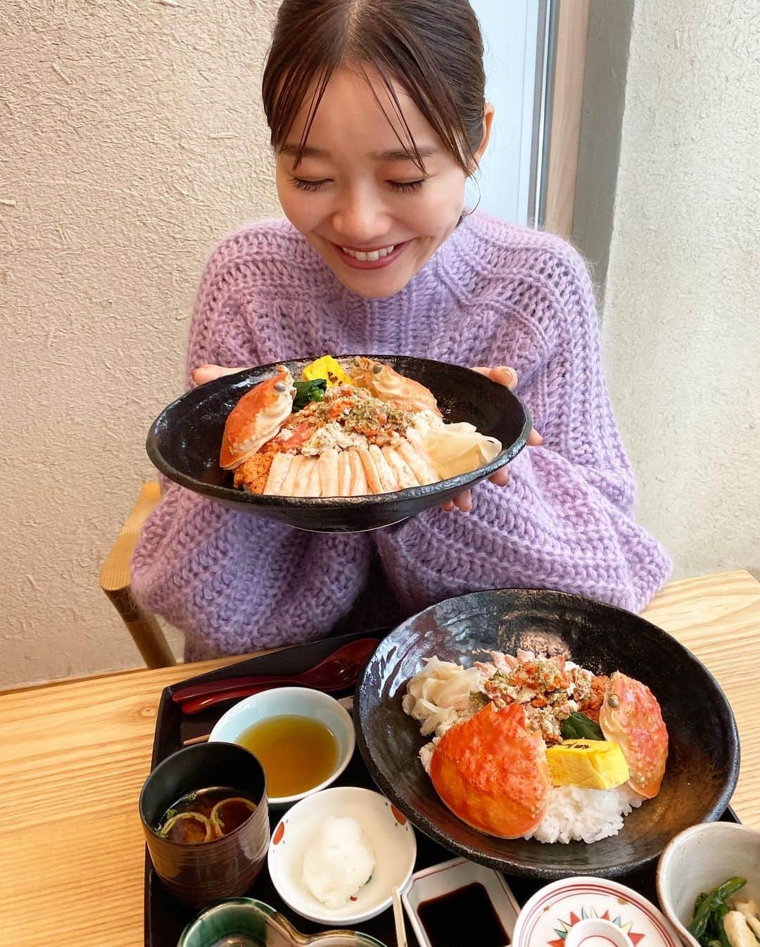 柴田紗希さんのインスタグラム写真 - (柴田紗希Instagram)「蟹食べツアーin北陸！！！🦀 撮影でちーちゃんと北陸に来ています。 今日は福井へ行きました。 蟹を食べつくすという本当に贅沢なお仕事をさせて頂いております🙏🏻 明日は金沢、明後日は富山です。 どこかで会ったら声かけて下さいな♡ あぁそれにしても蟹が美味しい、、、 こんな美味しくて良いのだろうか、、、 成前さんではそのままの蟹も持たせて頂いたよ。そしてお弁当絶品すぎました。 6〜8枚目はらでんさんの御膳です🤤 . #美味なる北陸 #かにを食べに北陸へ #かに #かに解禁 #北陸 #福井県 #promotion  #しば旅」11月13日 18時13分 - shibasaaki