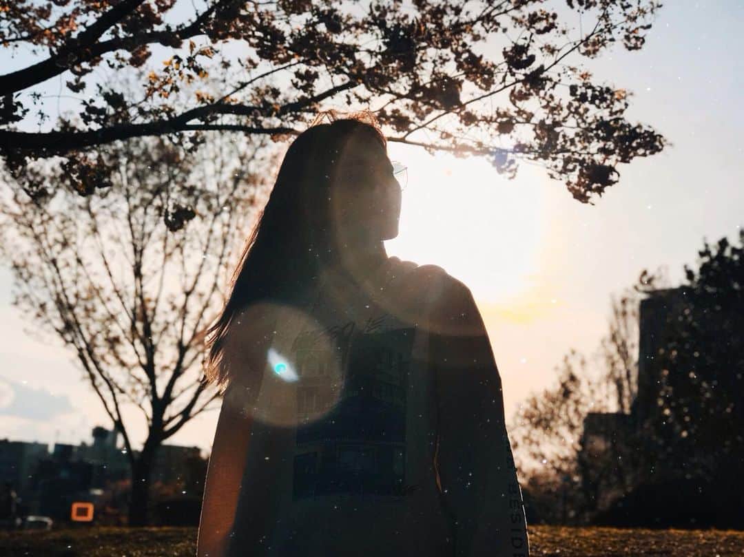 菜々香のインスタグラム：「今日は撮影でした。 とっても清楚なお洋服達で撮影してきたから、誰かしらって感じでした。 （これは違うのiPhoneの写真だけれども綺麗だったから🍁） これから楽しみな事がいっぱい。 頑張ろう‼︎ 🍃🌹✨ #mood#autumn#november#funday#moody#instagramjapan#instagram#instagood#portrait#photography#funday#秋#ポートレート#公園#夕日#instananaka#nanaka#菜々香」