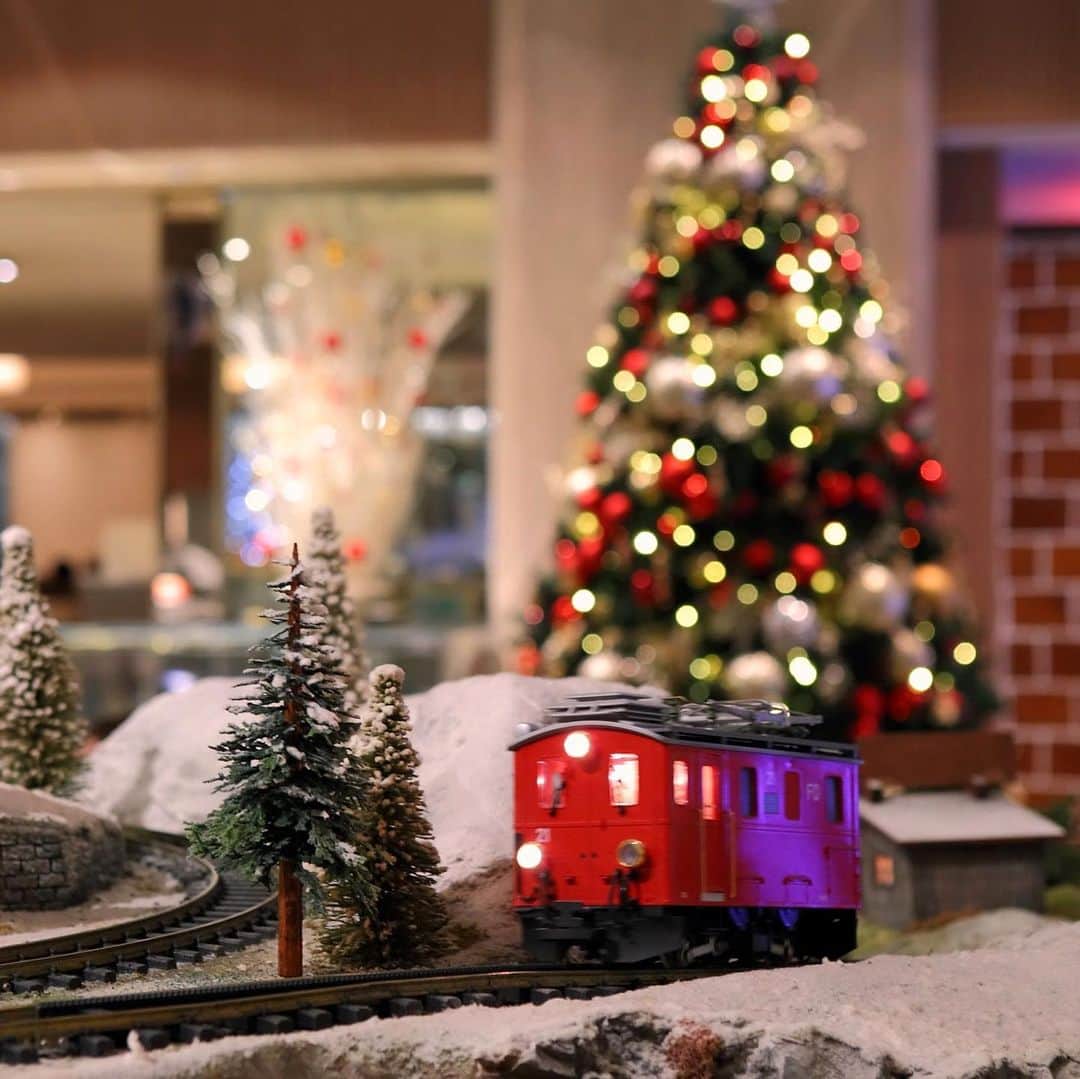 ヒルトン大阪 Hilton Osakaさんのインスタグラム写真 - (ヒルトン大阪 Hilton OsakaInstagram)「【11/17　ヒルトン・クリスマス・トレイン】﻿ お待ちかねのクリスマスシーズンがやってきます！ 11月17日（日）15時～、毎年大人気の大規模ジオラマ「ヒルトン・クリスマス・トレイン」の出発式を行います。ヨーロッパの冬の山村風景を再現した総面積40㎡のジオラマを鉄道模型が走り抜けます🎄🚂﻿ ホテルは、ツリーやリースなどで飾られ、当日はサンタクロースとの記念撮影、ライブ演奏など大人も子どもも楽しめるイベントを開催。お気軽にお越しくださいませ。﻿ ﻿ ﻿ 📢《イベント詳細》﻿ 日時：11月17日（日）15時より﻿ 場所：ヒルトン大阪 1階ロビー﻿ ﻿ 【イベント詳細▶  @hiltonosaka トップより】﻿ ﻿ ﻿ LINEのお友達に最新情報を配信﻿ →【ヒルトン大阪 ダイニング】﻿ ----------------------------------﻿ 【November 17: Hilton Christmas Train Launch】﻿ ﻿ The long-awaited Christmas season is drawing closer! On Sunday, November 17, at 3pm, a ceremony will be staged to launch the ever popular Hilton Christmas Train.﻿ ﻿ A magnificent model train runs through an impressive 40 square meter diorama, which reproduces a European winter mountain landscape. 🎄🚂﻿ Hilton Osaka will be decorated with Christmas trees and wreaths, and on the day of the launch wonderful events for children and adults alike will include a live show and photo session with Santa Claus. Please come, with all your family!﻿ ﻿ <Date> Sunday, November 17﻿ <Time> 3pm~﻿ <Place> Hilton Osaka 1F Hotel Lobby﻿ <For details> @hiltonosaka﻿ ===========================﻿ #ヒルトン大阪 #クリスマスイベント #クリスマス　#ジオラマ　#鉄道模型 #クリスマスツリー #大阪観光 #大阪旅行 #大阪イベント #クリスマス雑貨 #くりすます #梅田 #西梅田　#電車　#気球 #インテリアアート　#ライブ演奏 #クリスマス準備 #クリスマスツリー飾り付け #クリスマスイルミネーション #Christmas #HiltonOsaka #Christmasevent #Osaka　#Christmasparty #Osakahotel #Hilton﻿ #train #diorama #osakatrip ﻿ ﻿ ﻿」11月13日 18時19分 - hiltonosaka