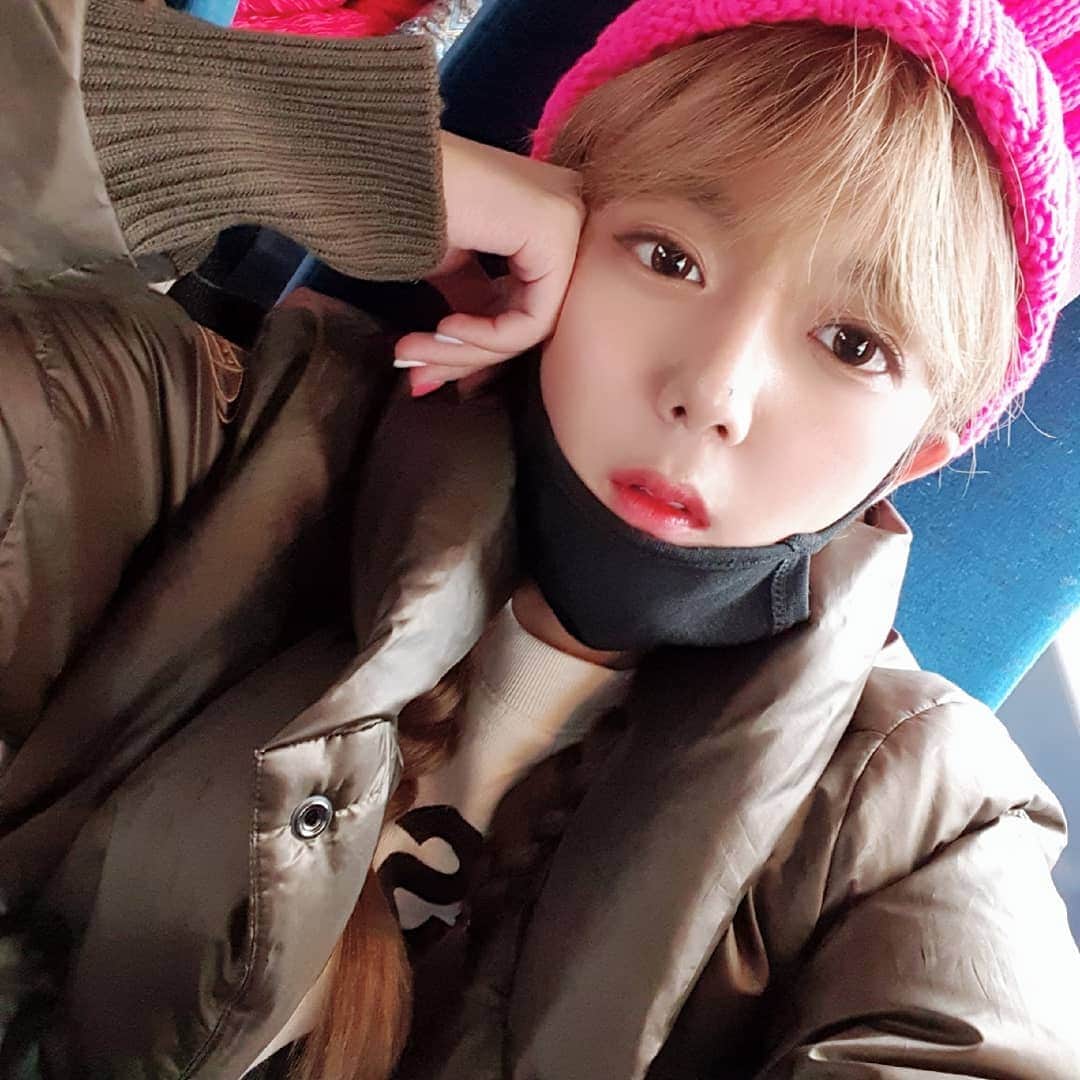 カン・ウンビさんのインスタグラム写真 - (カン・ウンビInstagram)「#강은비 #ktx  아침드라마급 생생한 수다와 땅콩 asmr  정말... 너무 헬... 눈이아프다  부산 도착 ♡」11月13日 18時22分 - ekobi_