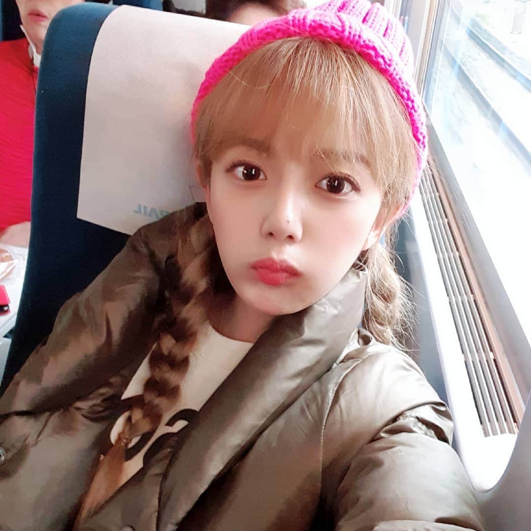 カン・ウンビさんのインスタグラム写真 - (カン・ウンビInstagram)「#강은비 #ktx  아침드라마급 생생한 수다와 땅콩 asmr  정말... 너무 헬... 눈이아프다  부산 도착 ♡」11月13日 18時22分 - ekobi_