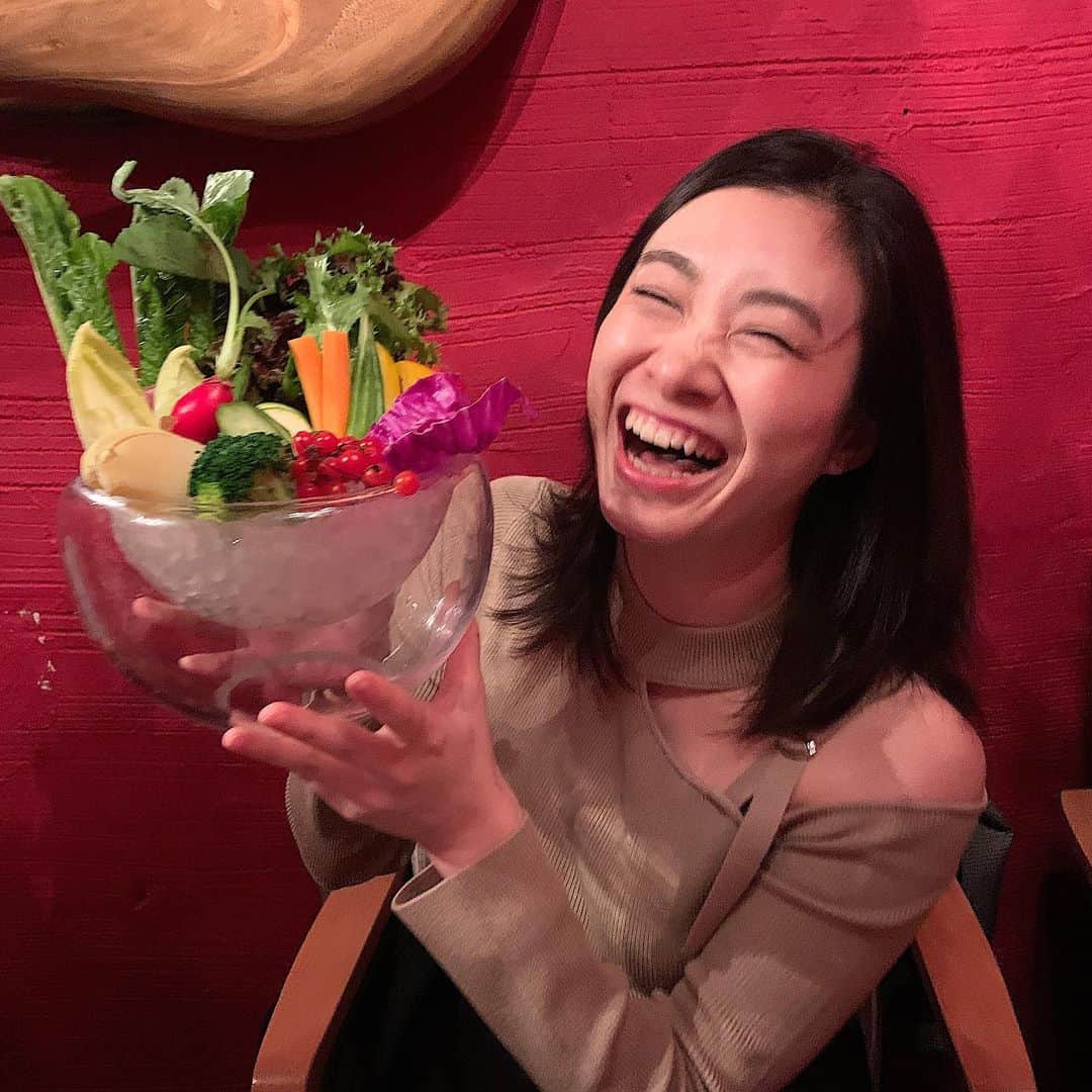 鈴木芳奈のインスタグラム：「なんでこんなに爆笑してるのでしょうか。 バーニャカウダがとても嬉しかったのでしょう。 いや、みんなと逢えたのが嬉しかったのでしょう。お世話になった方々とご飯してきました。会わなくても連絡が取り合えてしまうこの時代に、会って顔を見てお話しするのはとても大切ですね。 今年もあと1ヶ月と半分くらいかぁ〜 年末には楽しみな舞台が待ってます♪  #謝罪会見プランナー #野菜おいしかった」