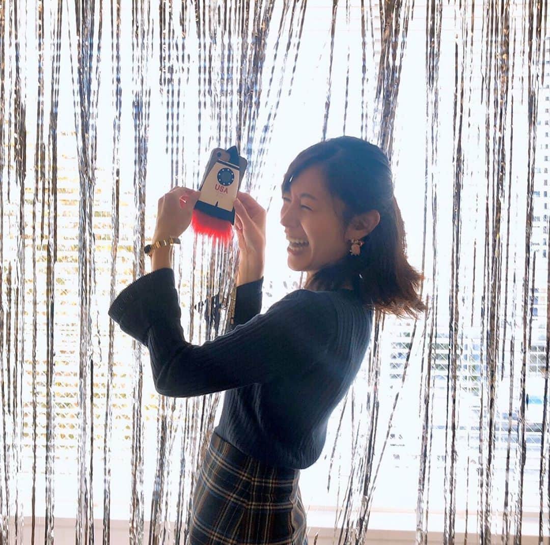 青山倫子さんのインスタグラム写真 - (青山倫子Instagram)「銀色のシャラシャラを見つけてニヤリ。 これはアレにピッタリなやつではないか。 絶対にピッタリなやつよね。 ほら〜！やっぱり〜！ 打ち上げの時の煙みたい！ ワープの時の星みたい！ ケイタイケースを 銀色のシャラシャラに合わせて大興奮な私。  #青山倫子 #銀色のシャラシャラ #綺麗 #私のケイタイケースは #スペースシャトル #打ち上げの時みたいだね #ワープの時の星みたい #宇宙 #宇宙大好き #宇宙女子 #はやぶさ2 #地球へ向けて出発 #気を付けて帰ってきてね」11月13日 18時27分 - noriko_aoyama1229