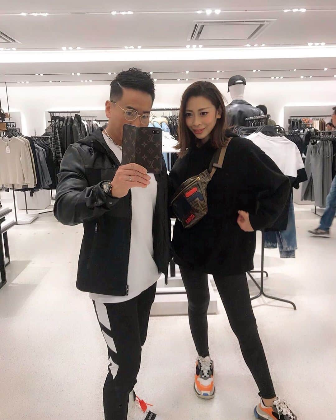 Tadashi Itoのインスタグラム：「🖤 ・ ・ @zara にて🤳🏻 ・ ・ 全身ZARA着て来ちゃったやつ🤦🏽‍♂️ ・ ・ 体だけでいいのに顔まで成長中😩🥔 ・ ・ 嫁は長い髪をバッサリ💇🏼‍♀️ ・ ・ では🏋🏽‍♂️🏋🏽‍♂️🏋🏽‍♂️ ・ ・ ・ #fashion #mensfashion #offwhite #balenciaga #fendi #zara #blackcode #couplephoto #instagood #followｍe #ファッション #メンズファッション #オフホワイト #バレンシアガ #フェンディ #ザラ #ブラックコーデ #夫婦コーデ #カップルコーデ #おしゃれさんと繋がりたい」