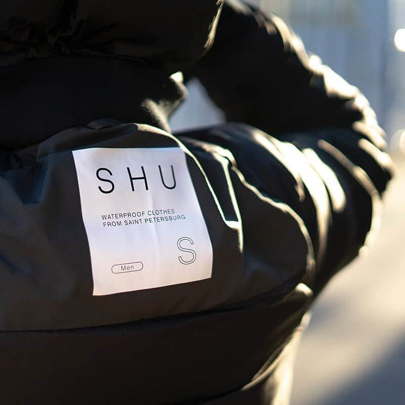 ハリウッドランチマーケットさんのインスタグラム写真 - (ハリウッドランチマーケットInstagram)「﻿ 【SHU】﻿ ●PARKA V2.0 MENS REVERSIBLE (700077956)﻿ color：BLACK﻿ size：S～L﻿ ￥42,000+TAX﻿ ﻿ @journey_seilin に2012年にサンクトペテルブルグで設立されたSHU(シュウ)のリバーシブルパーカーが入荷しました。﻿ 防水性と通気性を備えたモダンでシンプルなアウターはどんなアイテムでも合わせやすく1枚あるとこれからの季節に重宝します。﻿ ﻿ @journey_seilin (03-3461-8506)にてお取り置き、通信販売も承っております。﻿ ﻿ #shu #journey #ジャーニー #hollywoodranchmarket #ハリウッドランチマーケット #blueblue #ブルーブルー #seilin #聖林公司」11月13日 18時29分 - seilin_official