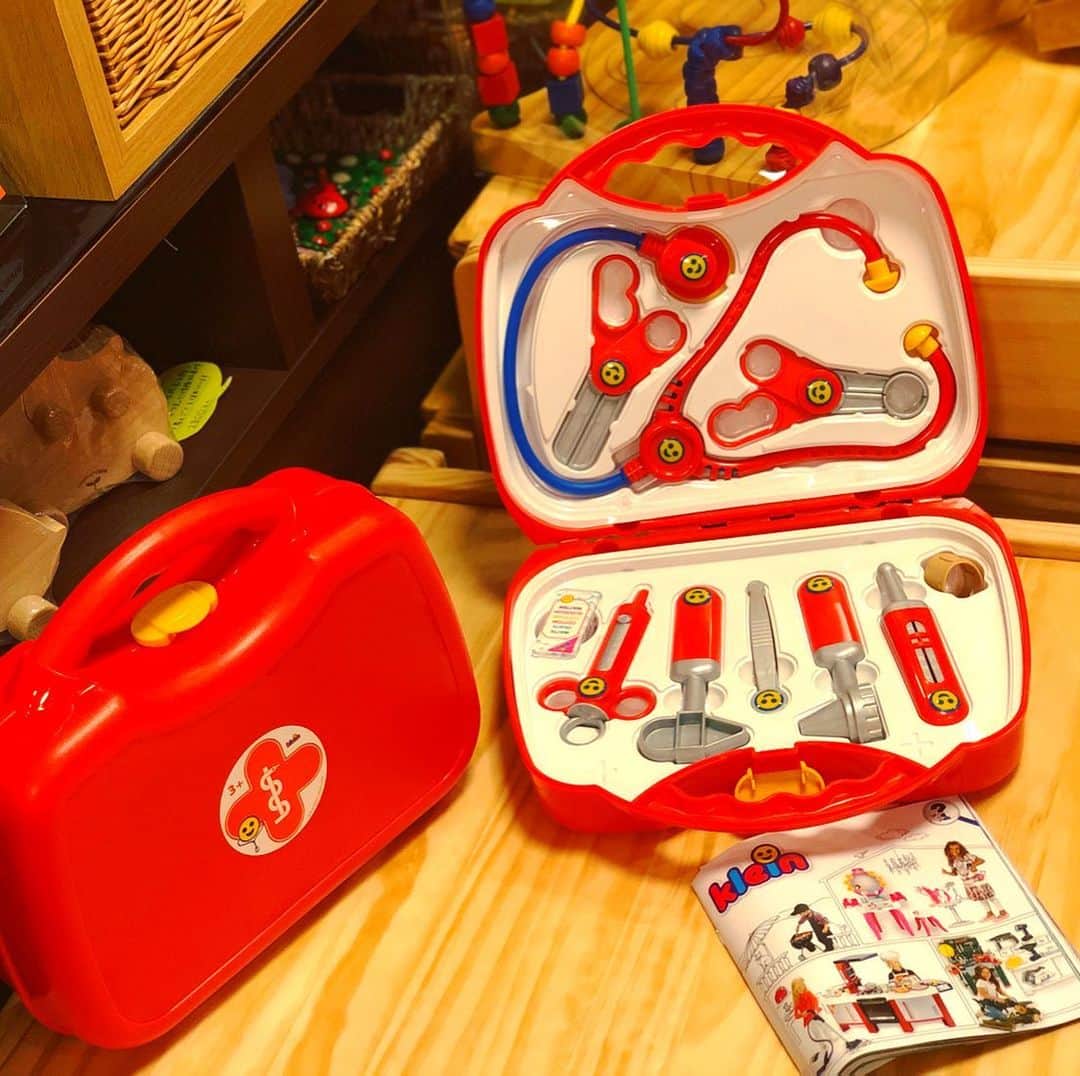 kidzoo+さんのインスタグラム写真 - (kidzoo+Instagram)「【お医者さんセット】 お医者さんごっこは、子ども達に人気があります。 このドクターケースさえあれば誰でもお医者さんに変身！  毎年この時期に人気のお医者さんセットが再入荷しました‼️ クリスマスプレゼント候補にいかがですか？？ 商品の詳細はプロフィールのURLからご覧いただけます！ ☛ @kidzooplus ―――――――――――――――――――――― #知育玩具#名古屋市名東区#お医者さんセット#誕生日プレゼント #kids#ごっこあそび #kidzooplus #キッズープラス　#再入荷 #ドイツ🇩🇪 #klein #クライン #出産祝いギフト #クリスマスプレゼント #クリスマス準備 #クリスマス #ラッピング無料」11月13日 18時42分 - kidzooplus