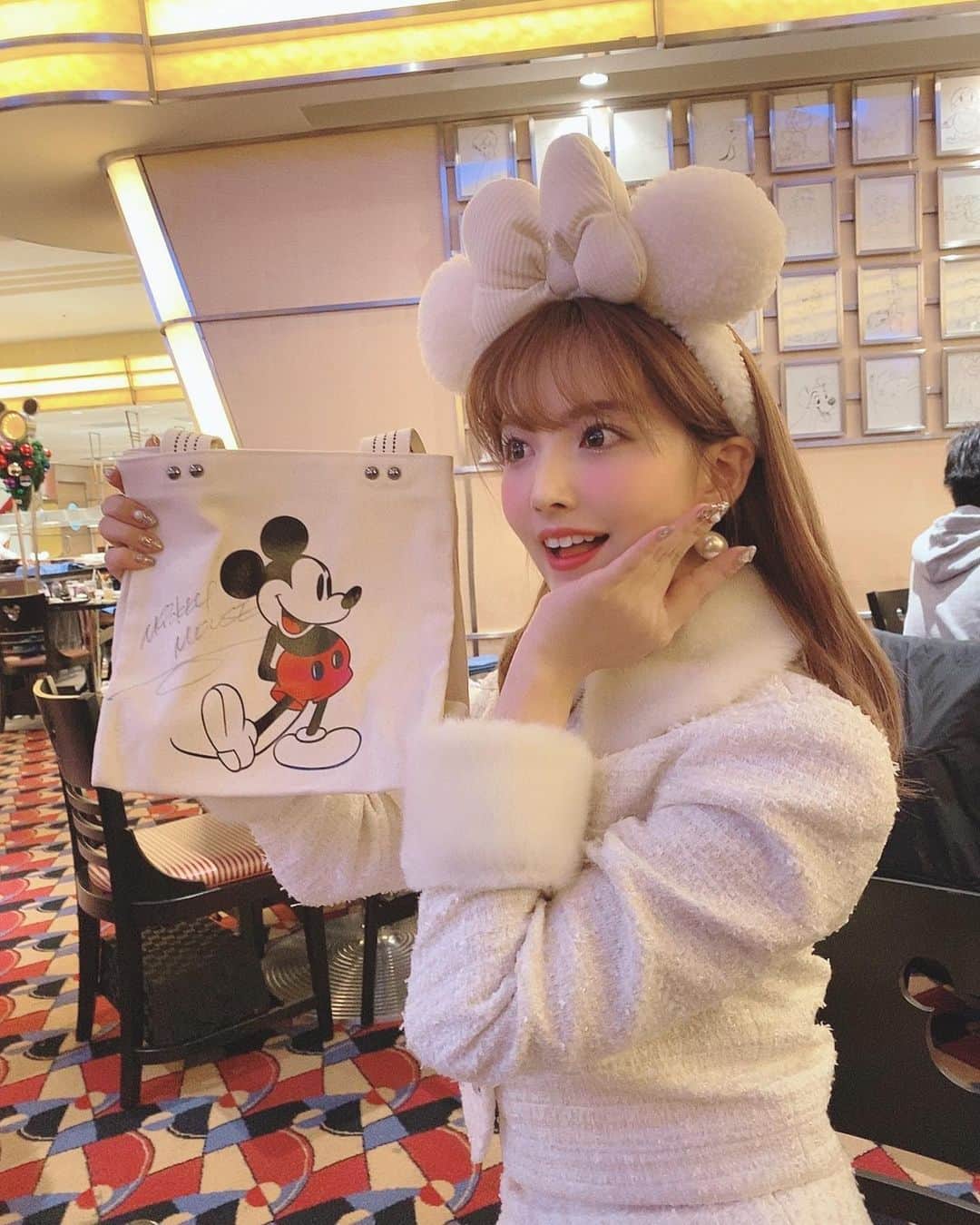 三上悠亜さんのインスタグラム写真 - (三上悠亜Instagram)「幸せ🥺 ミッキーのサイン バッグに書いてもらったんだ🖤 イケメンだった🥺」11月13日 18時42分 - yua_mikami