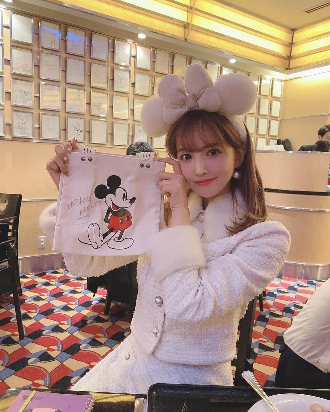三上悠亜さんのインスタグラム写真 - (三上悠亜Instagram)「幸せ🥺 ミッキーのサイン バッグに書いてもらったんだ🖤 イケメンだった🥺」11月13日 18時42分 - yua_mikami
