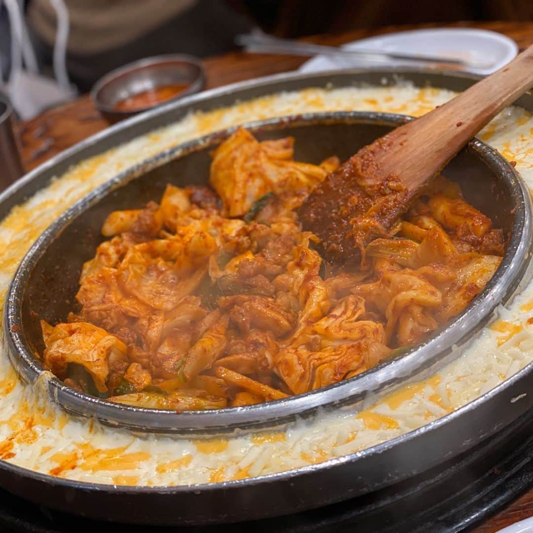 佐達ももこさんのインスタグラム写真 - (佐達ももこInstagram)「これもおいしかったなぁ🤤💓﻿ ﻿ 本場のチーズタッカルビ🥰﻿ ﻿ 韓国には何店舗かあるのかな？﻿ ユガネというお店で食べました✌️﻿ ﻿ タッカルビを少し残して﻿ シメの混ぜご飯を頼むと﻿ 作ってくれるのですが﻿ それがほんっとに最高で🥺❤️﻿ ﻿ げきうますぎました、、、✌️﻿ ﻿ ﻿ #韓国#韓国旅行#korea#タッカルビ#チーズタッカルビ#ユガネ」11月13日 18時52分 - sadamomodayo