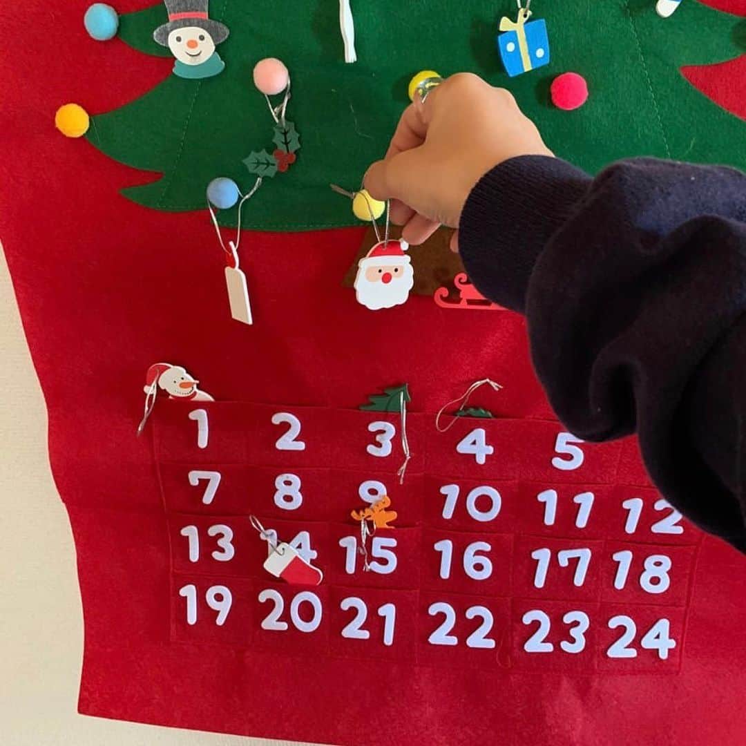 3COINSさんのインスタグラム写真 - (3COINSInstagram)「❋ アドベントカレンダー ❋﻿ ﻿ 各￥1,000＋tax﻿ ﻿ ﻿ 今年の新作クリスマスアイテム！﻿ アドベントカレンダーのご紹介です♪﻿ ﻿ クリスマスが来るまでオーナメントやお菓子などを毎日ひとつずつ開けて、素敵なクリスマスを迎えましょう！﻿ ﻿ イオンモール幕張新都心店のjunko( @3coins_makuhari.junko )がご紹介中ですので、是非チェックしてみてくださいね☆﻿ ﻿ ✎︎＿＿＿＿＿＿＿＿＿＿＿＿＿＿＿＿＿＿＿＿＿＿﻿ ﻿ ﻿ スリコのXmasは第二弾始まりました🎅♡﻿ ﻿ ギフトカードなどの贈り物におすすめの商品や、クリスマスらしい写真を撮れるグッズなどたくさん入荷してます🎁✨﻿ ﻿ ﻿ 今回はその中からアドベントカレンダーの紹介です🎶﻿ ﻿ ﻿ 星形のアドベントカレンダーは袋の中にお菓子や小さいおもちゃなどを入れてオリジナルのアドベントカレンダーが作れます🎶﻿ ﻿ ﻿ 壁掛けの赤のアドベントカレンダーは下のカレンダー部分にオーナメントを入れて、毎日飾り付けができます👏🏻﻿ クリスマスイブ当日にクリスマスツリーが完成🎄﻿ ﻿ どちらもお子様に喜ばれそうですね🥰﻿ ﻿ 各¥1000＋tax﻿ ﻿ ﻿ #3COINS#スリーコインズ#スリコ﻿ #クリスマスインテリア#クリスマス#オーナメント#クリスマスツリー#アドベントカレンダー#クリスマスデコレーション##キッズ用品#ナチュラルインテリア#プチプラインテリア#ナチュラルな暮らし#300円#300均#3COINS新商品#スリコ人気商品#3COINS人気商品#3COINS購入品#幕張新都心イオン#イオンモール幕張新都心#プチプラ#プチプラ雑貨#プチプラ好き」11月13日 18時52分 - 3coins_official
