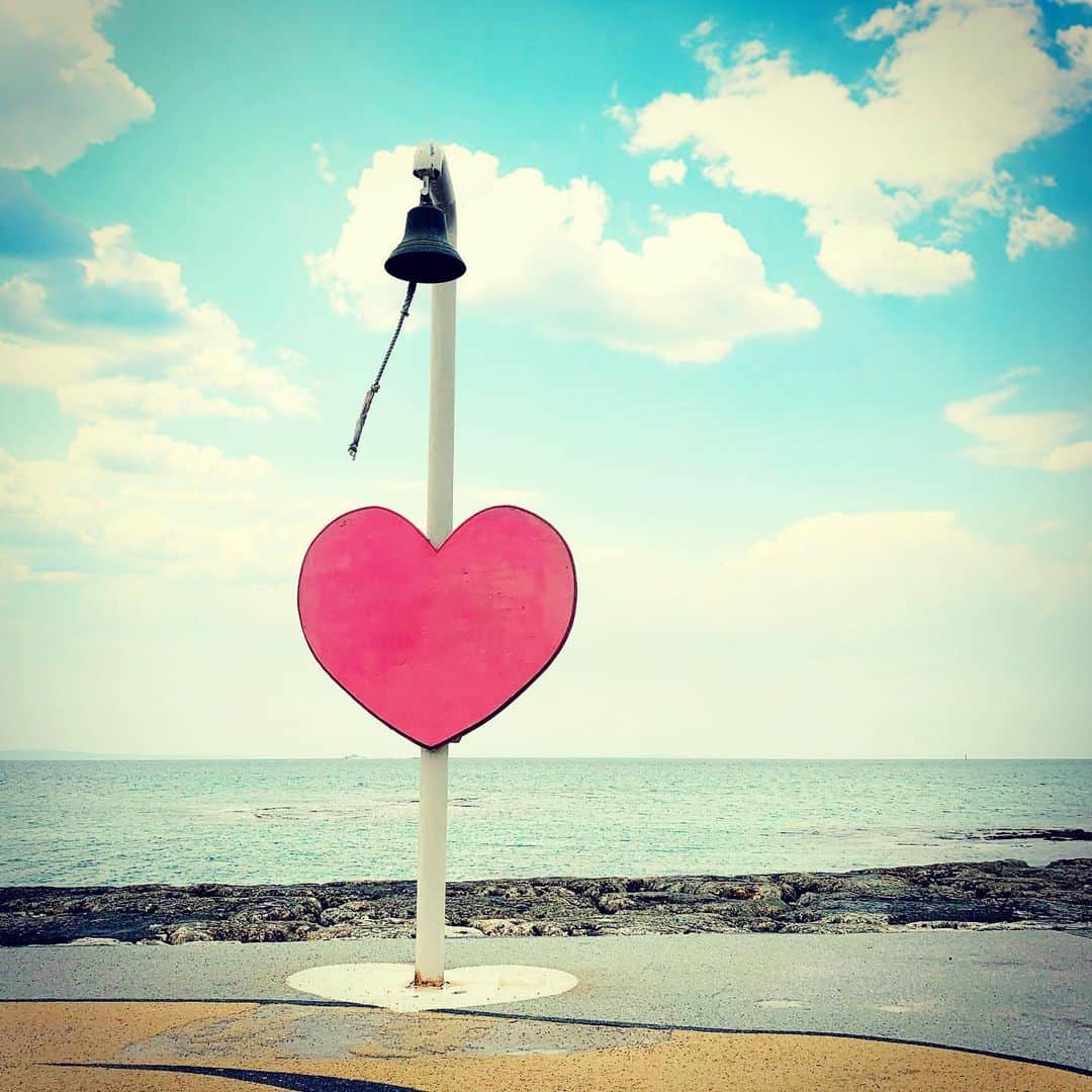 向山毅さんのインスタグラム写真 - (向山毅Instagram)「#夏の思い出 #2019年 #ソリキャン あの鐘を〜鳴らすのは〜あなた〜♫ また沖縄行きたいな😊🎤 #沖縄 #あざまサンサンビーチ #sea #beach #sky #japan #OKINAWA #安座真 #heart #kawaii #love #bell #❤️」11月13日 18時47分 - take_solidemo